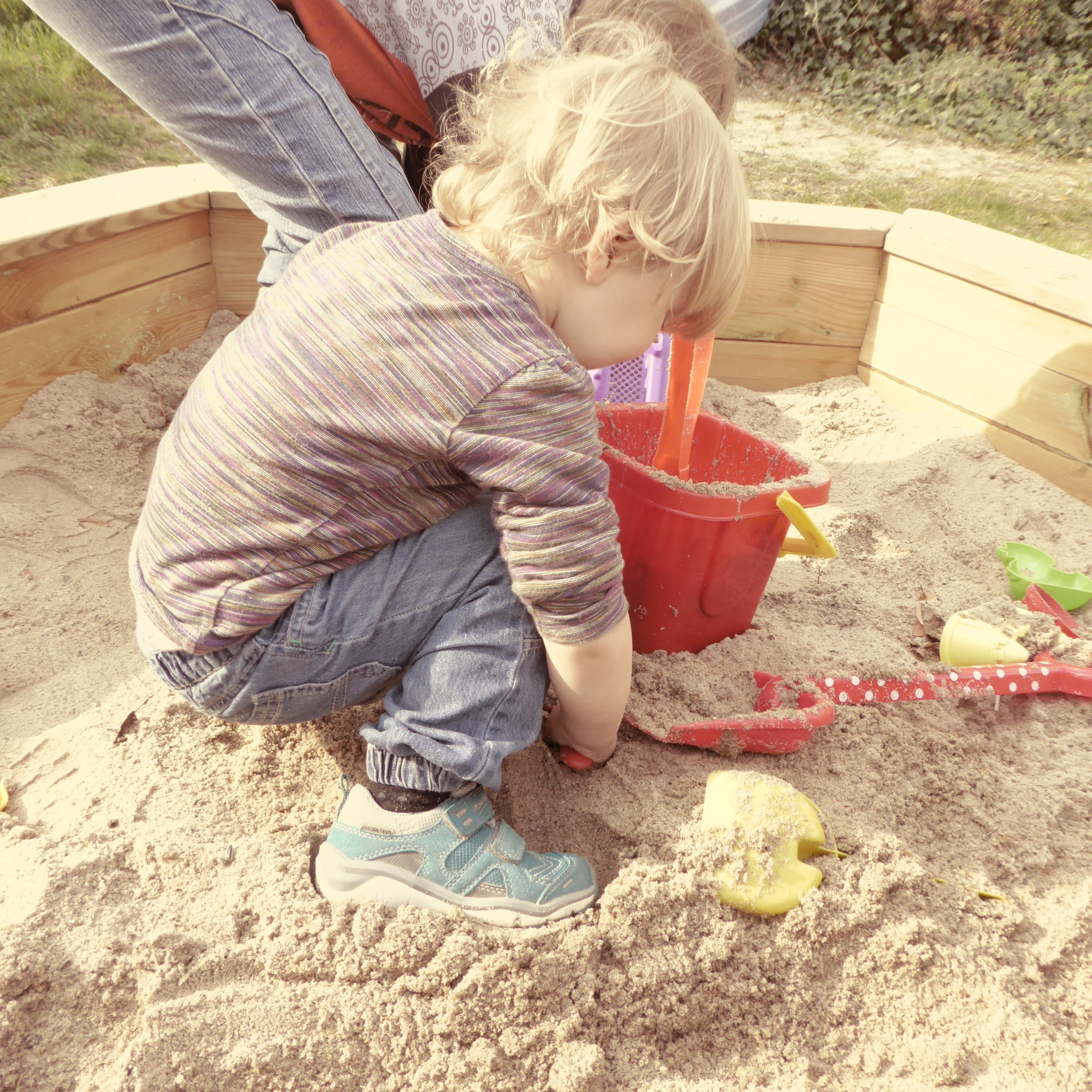 childhood, game devices, food and drink, playground, sand, men, 2K, movement, digging, playing, sand pit, together, day, real people, land, children, outdoors, Phone HD Wallpaper
