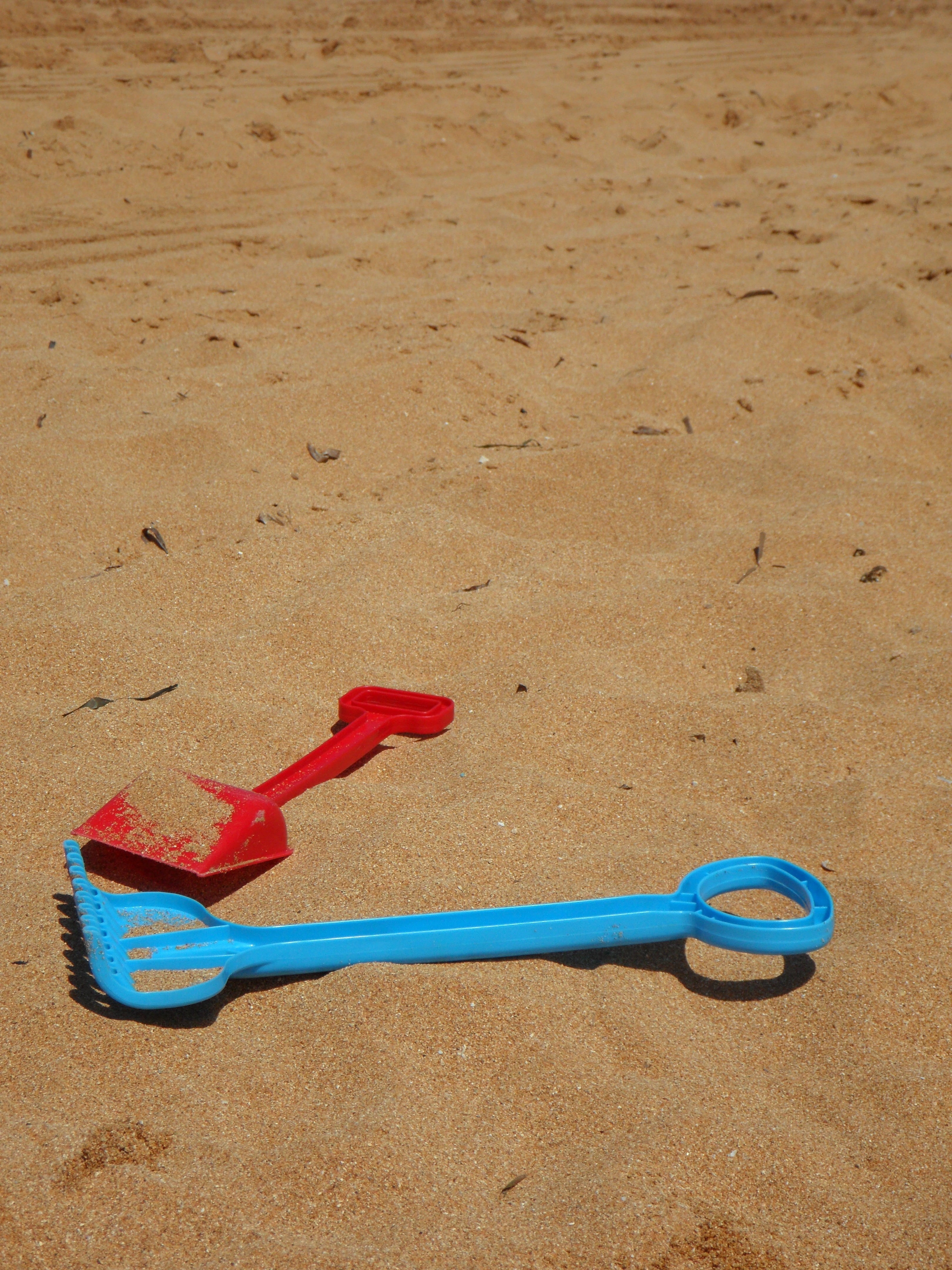 nature, plastic, childhood, high angle view, child, pokes fun at, blade, red, beach, blue, children, shovels, equipment, toy, sandburg, summer, shovel, Phone HD Wallpaper