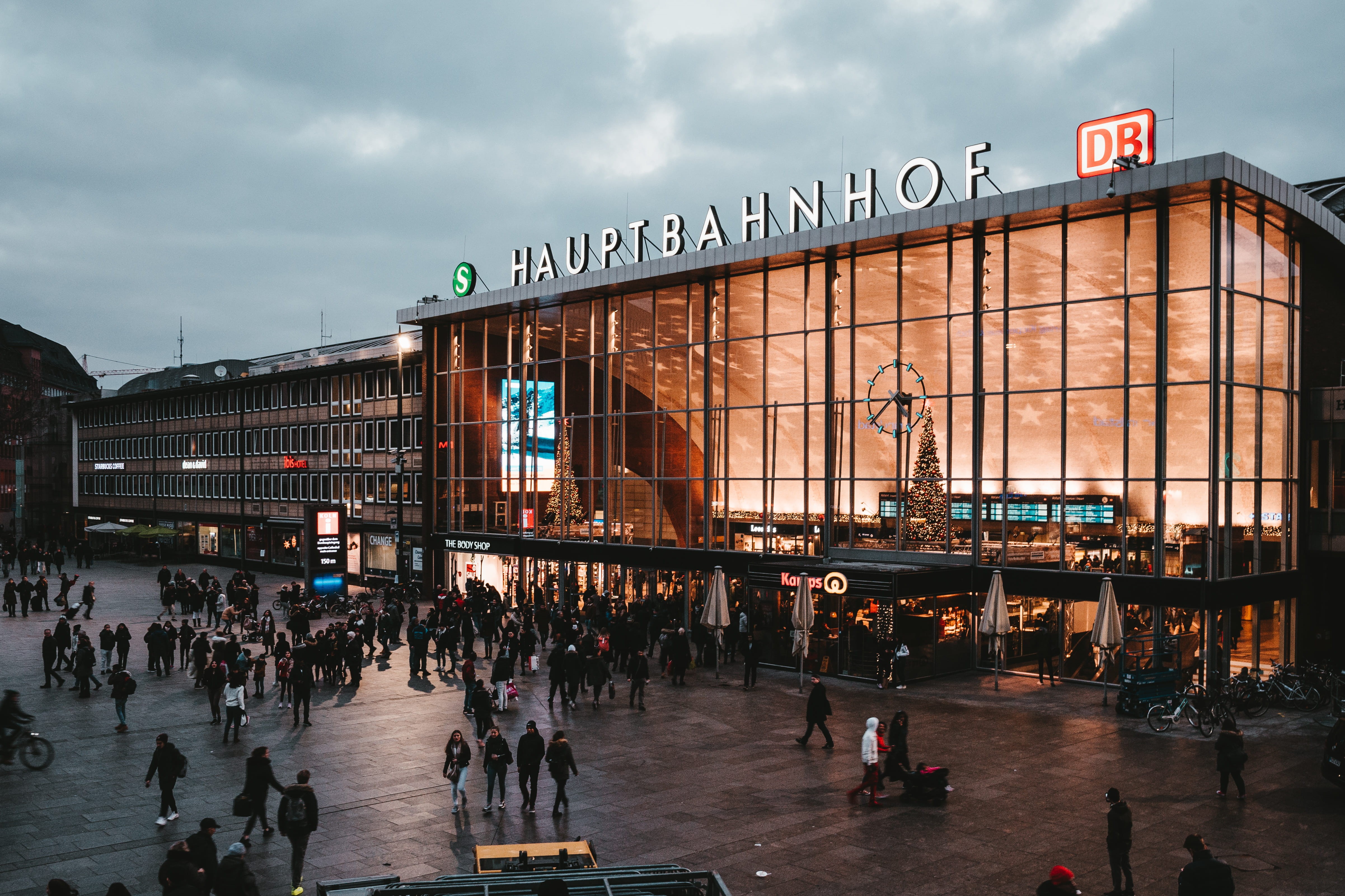 building exterior, cloud - sky, nature, women, real people, building, Hauptbahnhof, central station, people, architecture, built structure, leisure activity, HD Wallpaper
