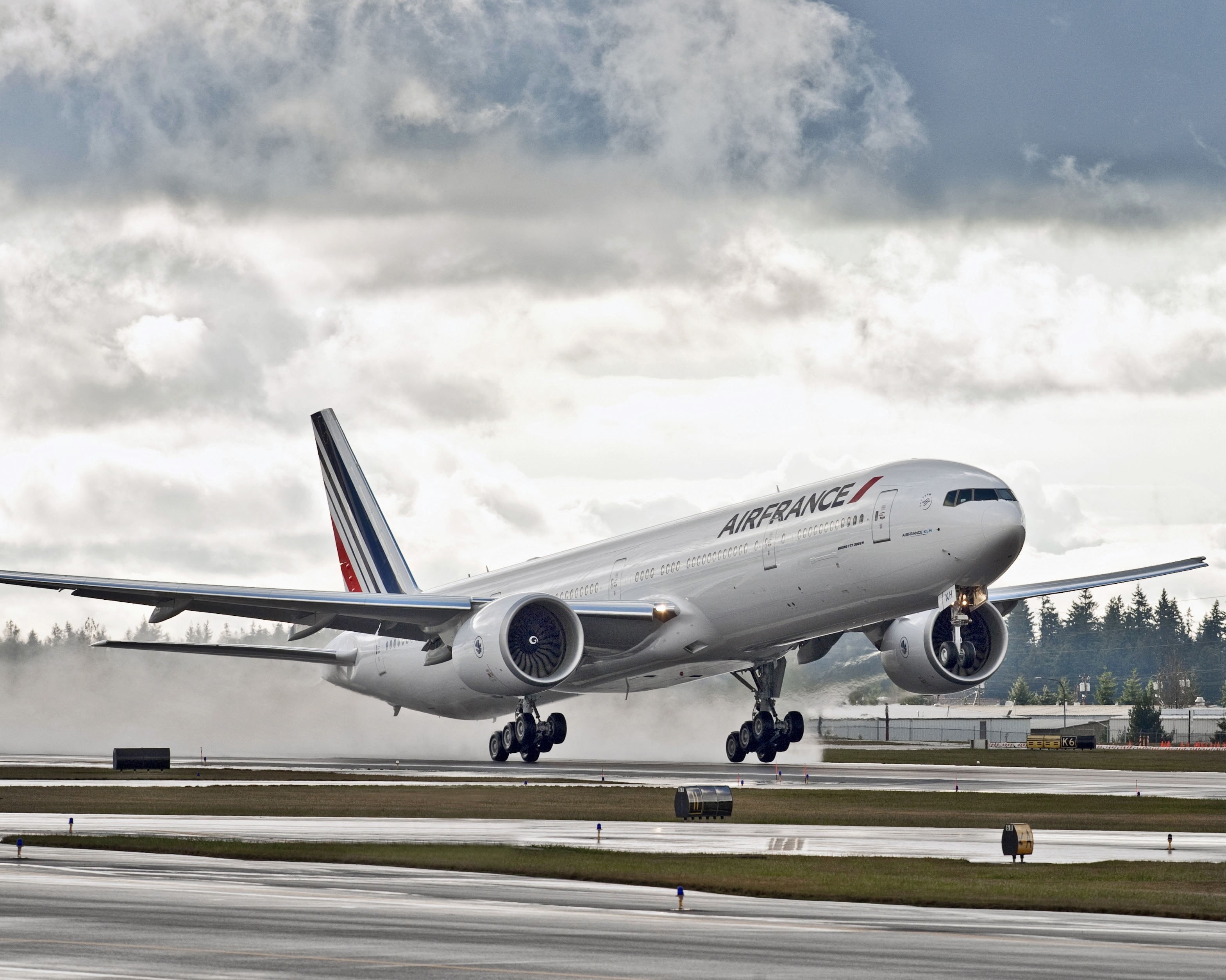 no people, plane, architecture, airplane, on the move, clouds, day, outdoors, airport runway, france, boeing 777, commercial airplane, aerospace industry, HD Wallpaper
