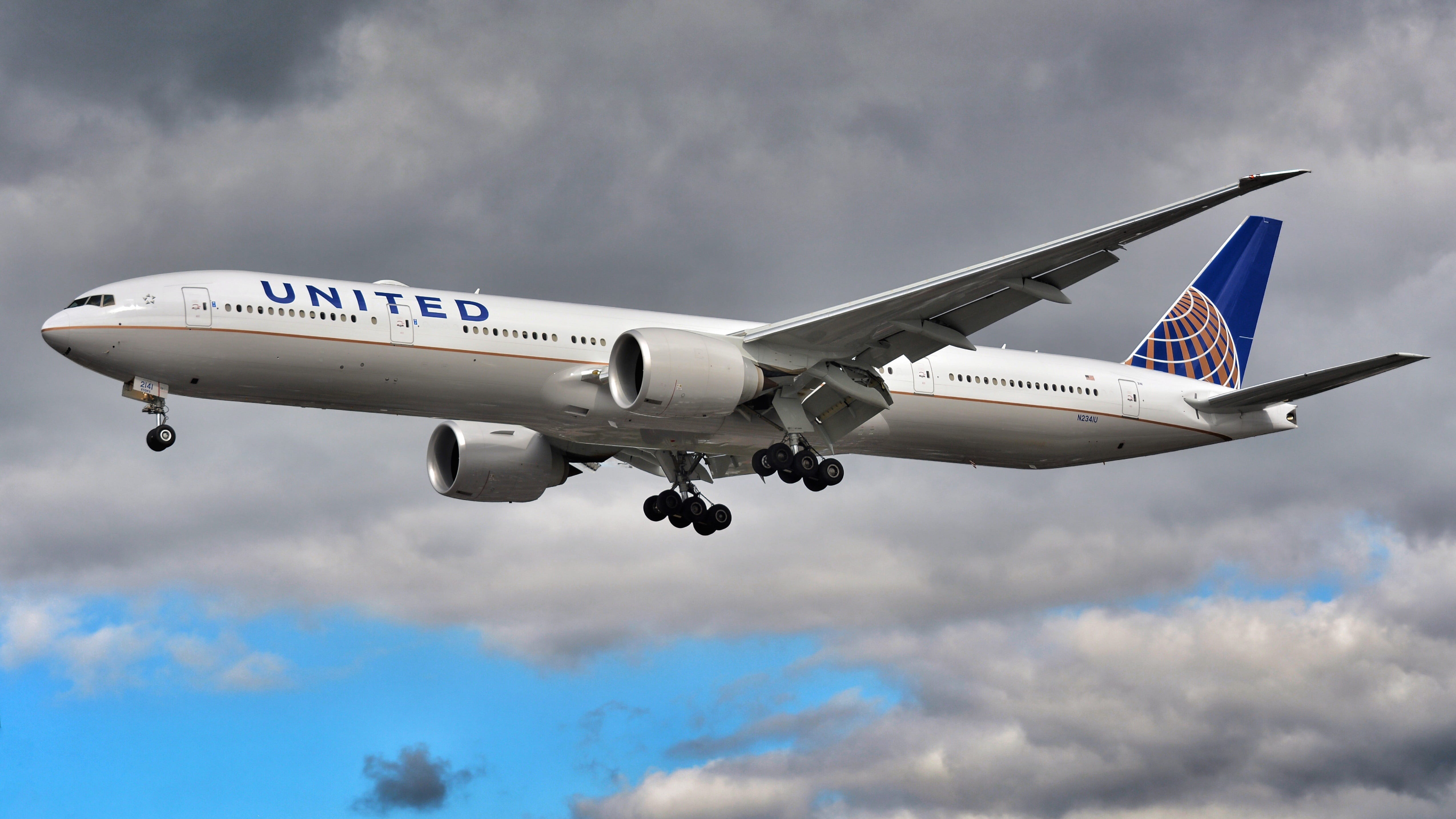 4K, commercial airplane, business travel, cloud - sky, no people, white, taking off, journey, landing - touching down, airplane, jet, luxury, the boeing 777, HD Wallpaper
