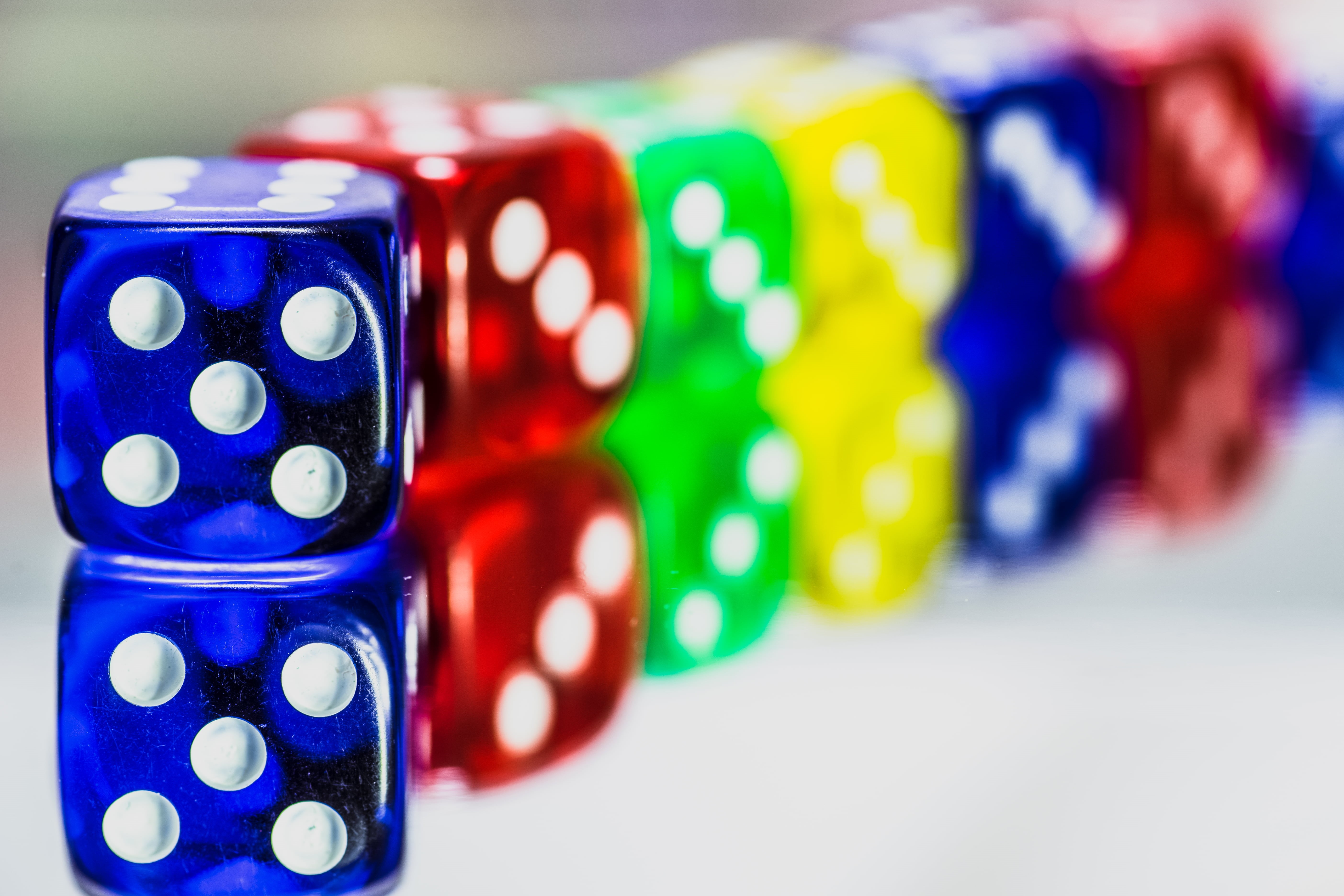 six, row, 90mm, gambling, 5K, selective, Macro, Tamron, F2.8, selective focus, ILCE-7M2, All in a Row, dice, mirror, Dices, leisure Games, focus, HD Wallpaper
