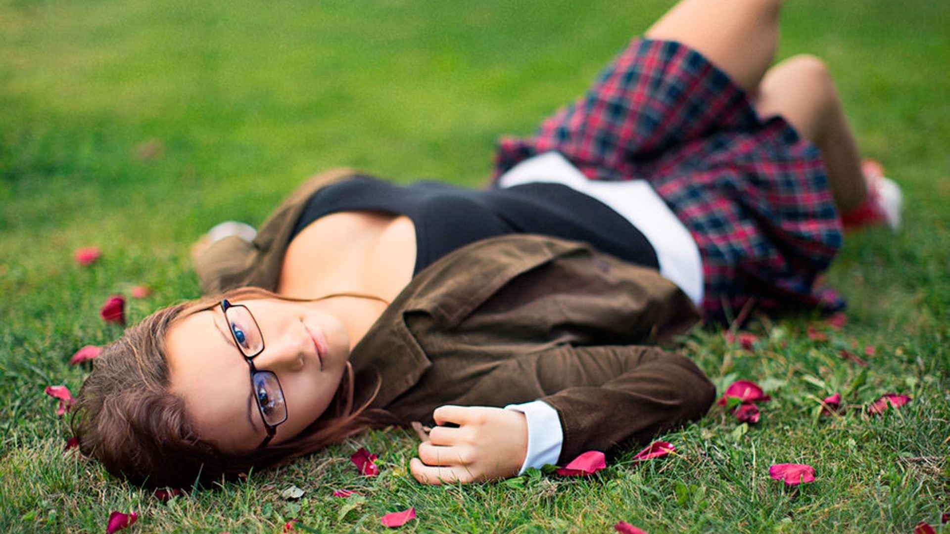 child, teenager, relaxation, emotion, lying on back, adult, plant, lifestyles, hairstyle, happiness, casual clothing, 1080P, females, young adult, smiling, HD Wallpaper