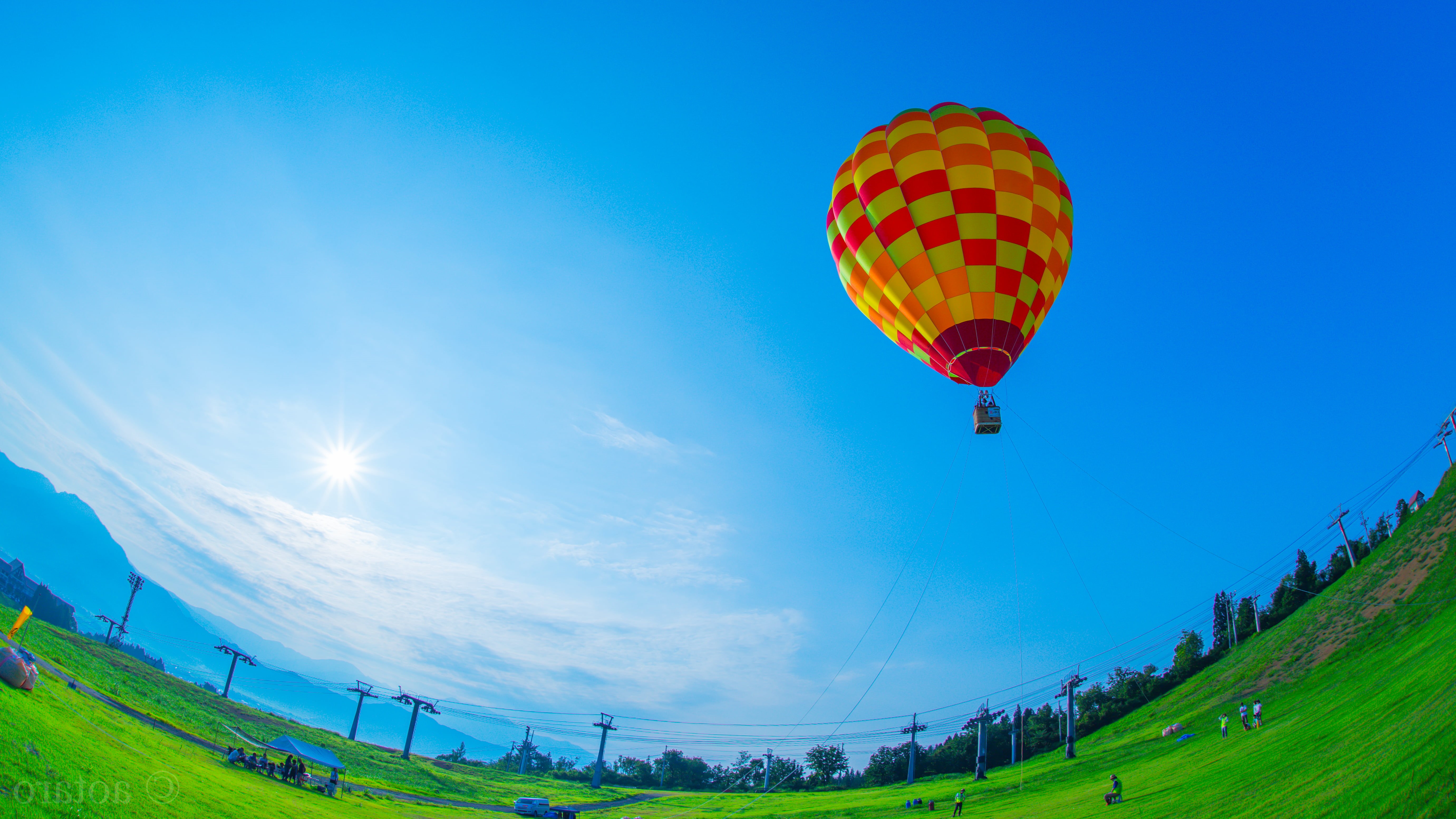 grass, field, sport, 5K, Hot air balloon, Ski, air Vehicle, Sigma, sky, sunrise, outdoors, Ski Resort, flying, Beautiful morning, summer, eye, sunny, DG, HD Wallpaper