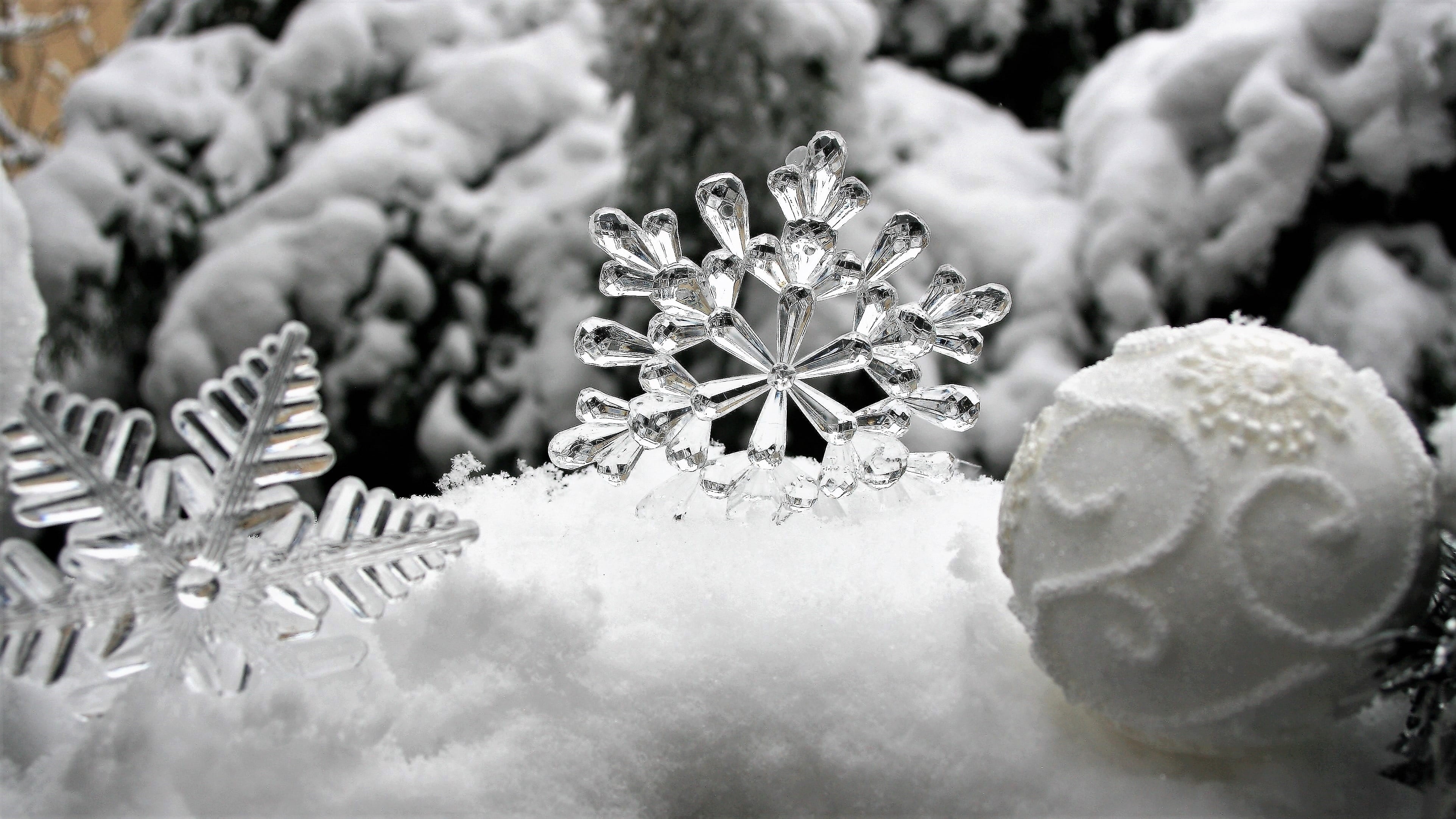 selective focus, indoors, ornaments, studio shot, snowflake, christmas baubles, holiday, flicker, merry christmas, desktop background, white color, close-up, HD Wallpaper