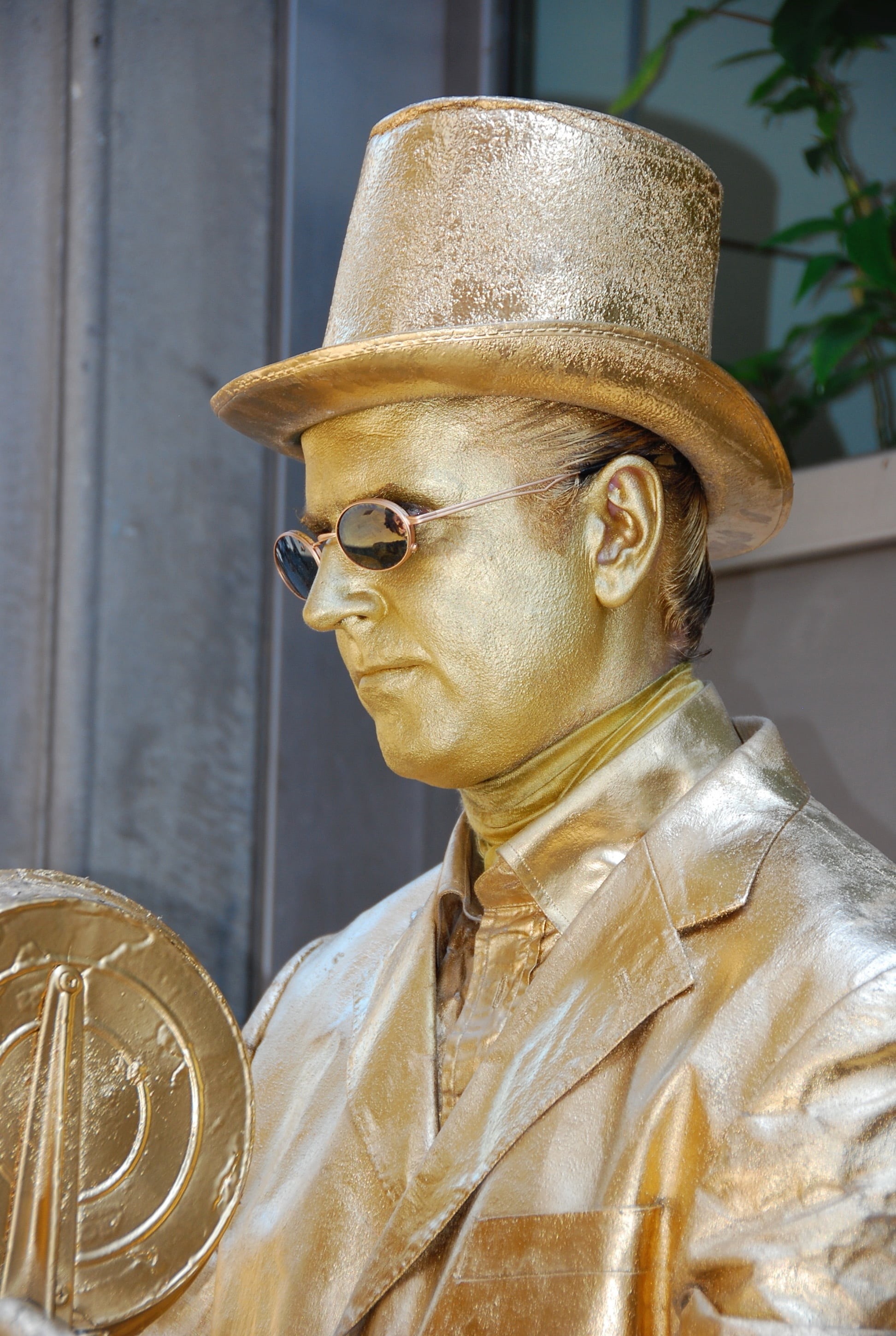 craft, hat, suit, living statue, real people, close-up, street artist, art and craft, male likeness, focus on foreground, statue, people, sunglasses, day, Phone HD Wallpaper
