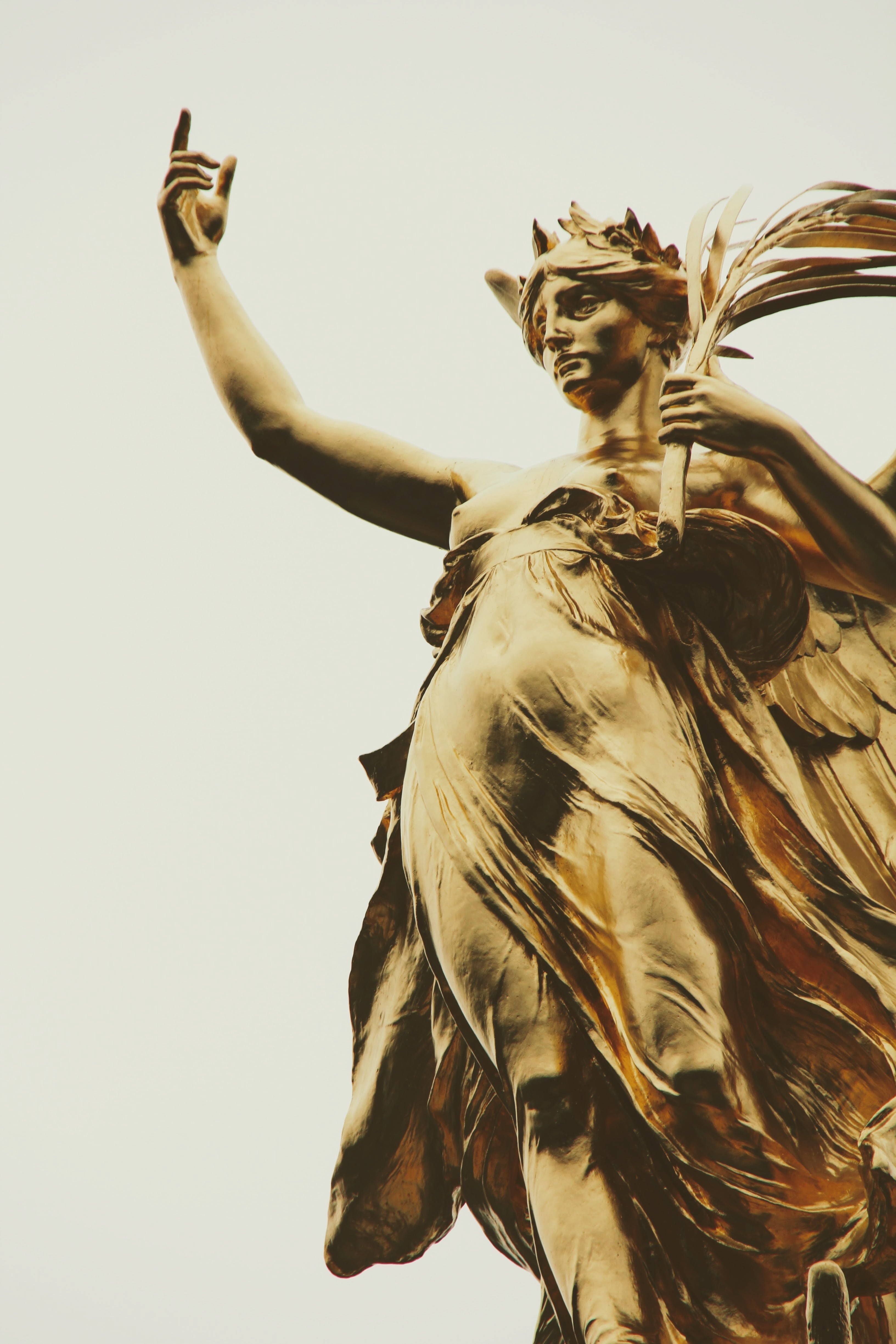 buckingham palace, statue, creativity, domestic animals, representation, left, 4K, united kingdom, landmark, low angle view, leaves, brass, adult, human representation, Phone HD Wallpaper