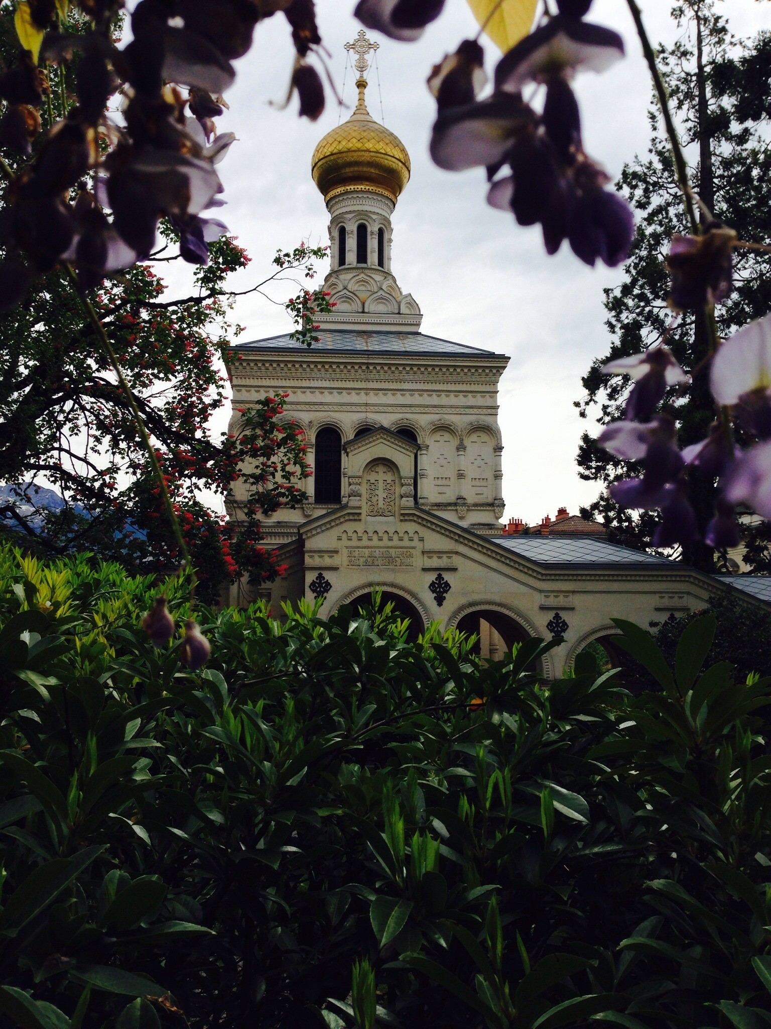low angle view, outdoors, russian, christianity, 1080P, belief, nature, tree, building exterior, leaf, place of worship, sky, holy, dome, church, day, Phone HD Wallpaper