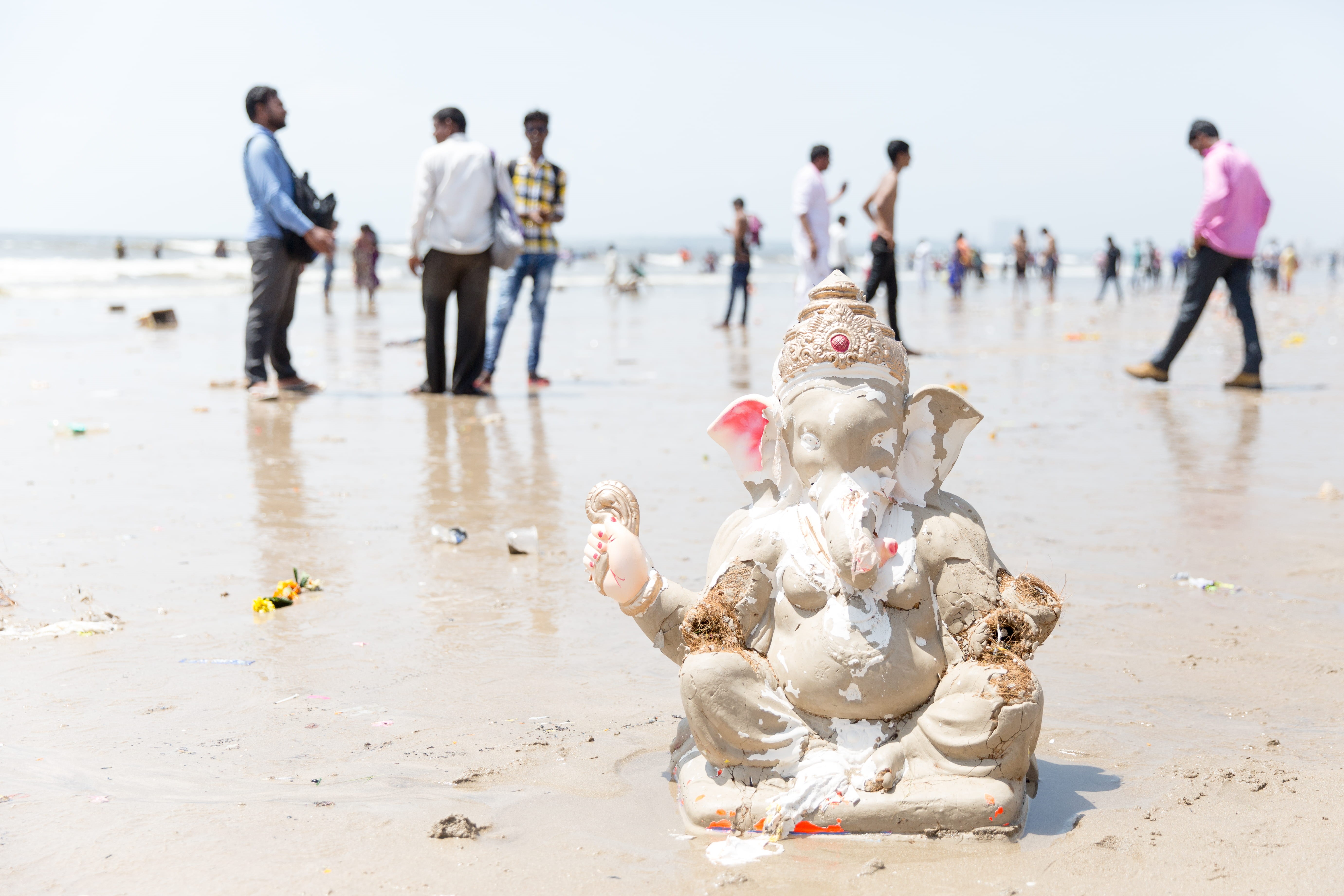 land, seashore, men, daytime, group, ceramic, ganesh, water, statue, large group of people, beach, group of people, near, crowd, women, ganesha, sand, focus on foreground, HD Wallpaper