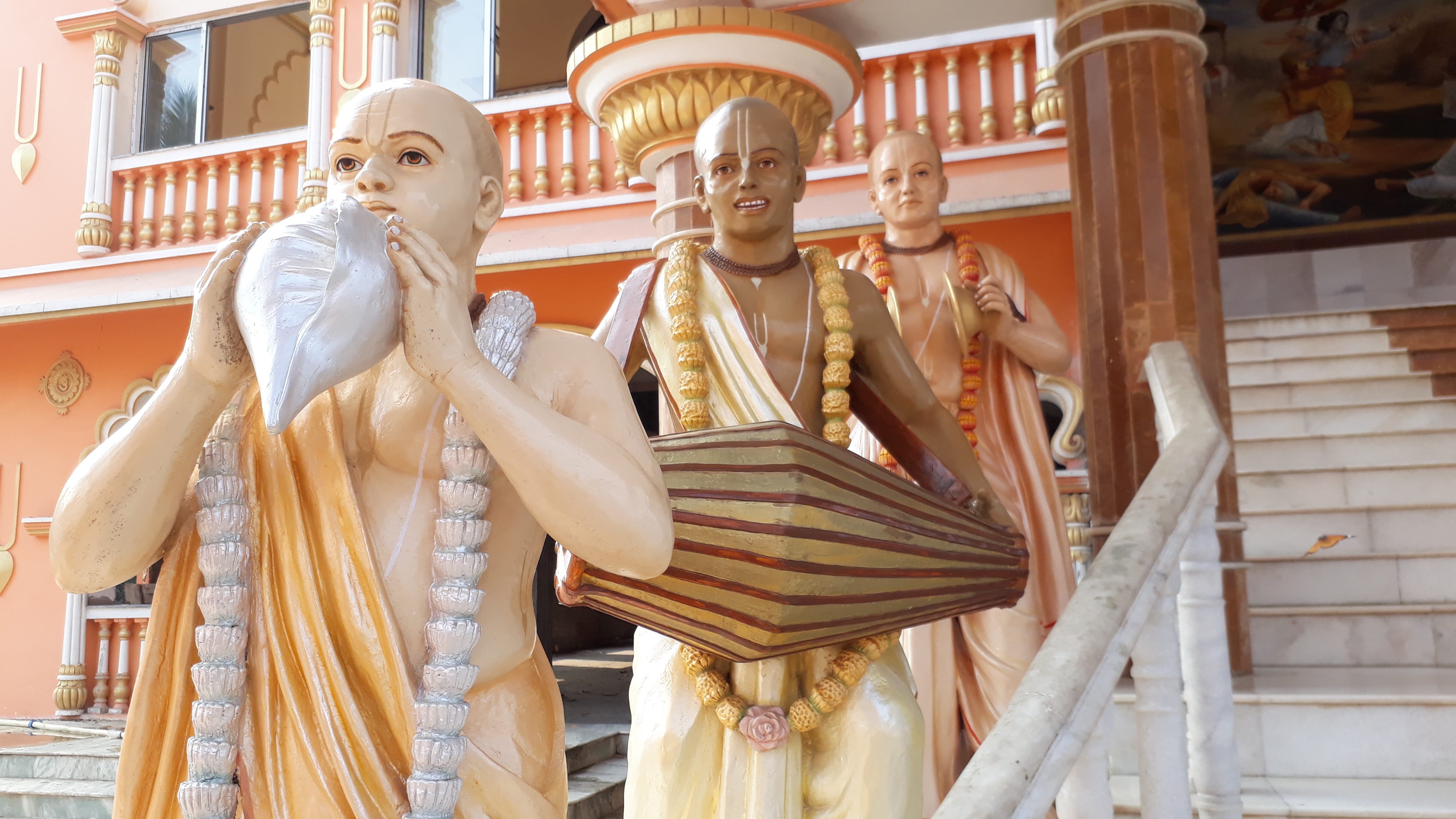 lord krishna, representation, building, built structure, architectural column, statue, india historical, low angle view, traditional, craft, spirituality, HD Wallpaper