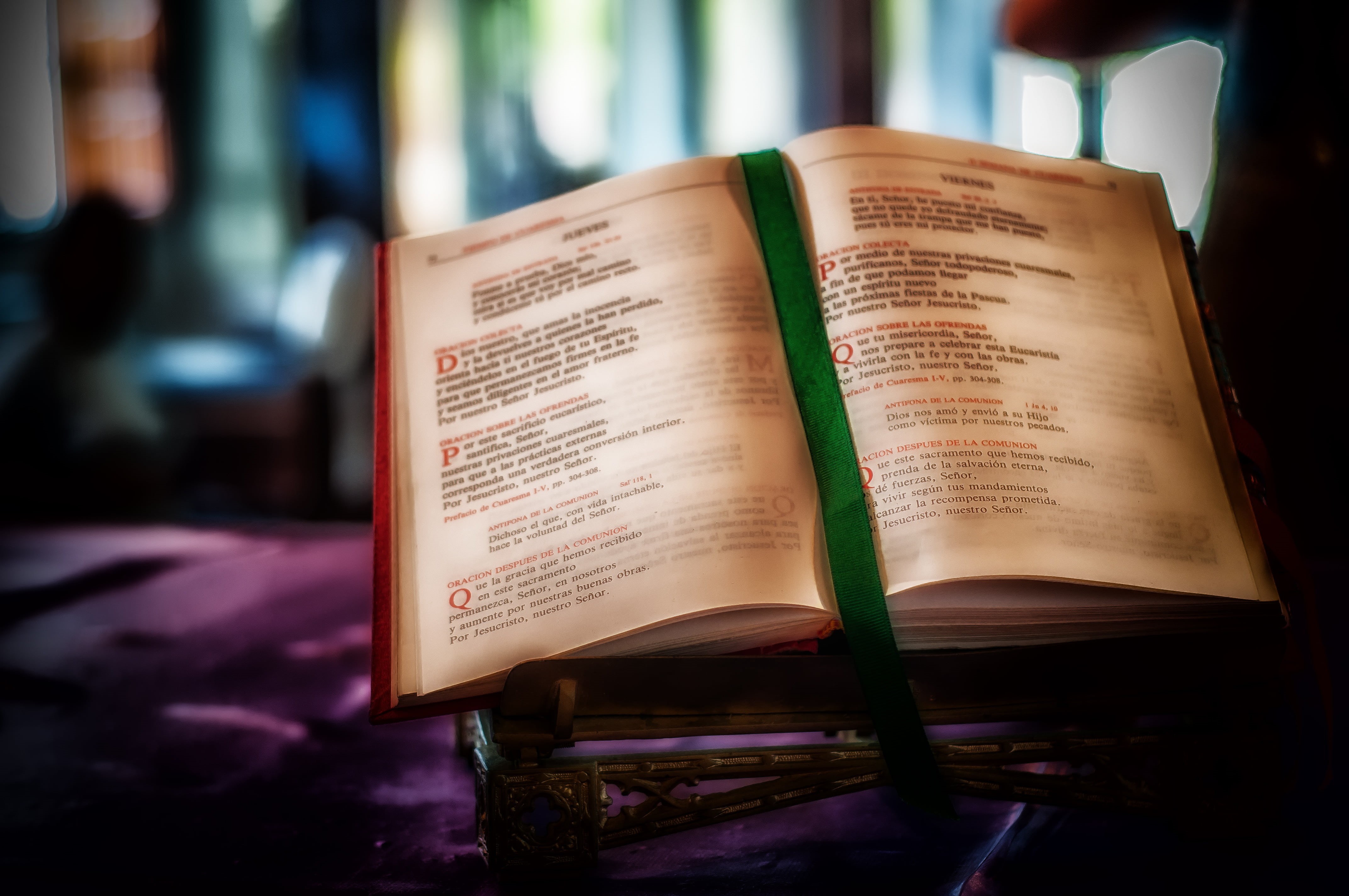 focus on foreground, publication, faith, arts culture and entertainment, text, western script, interior, musical note, god, green, christianity, spirituality, HD Wallpaper