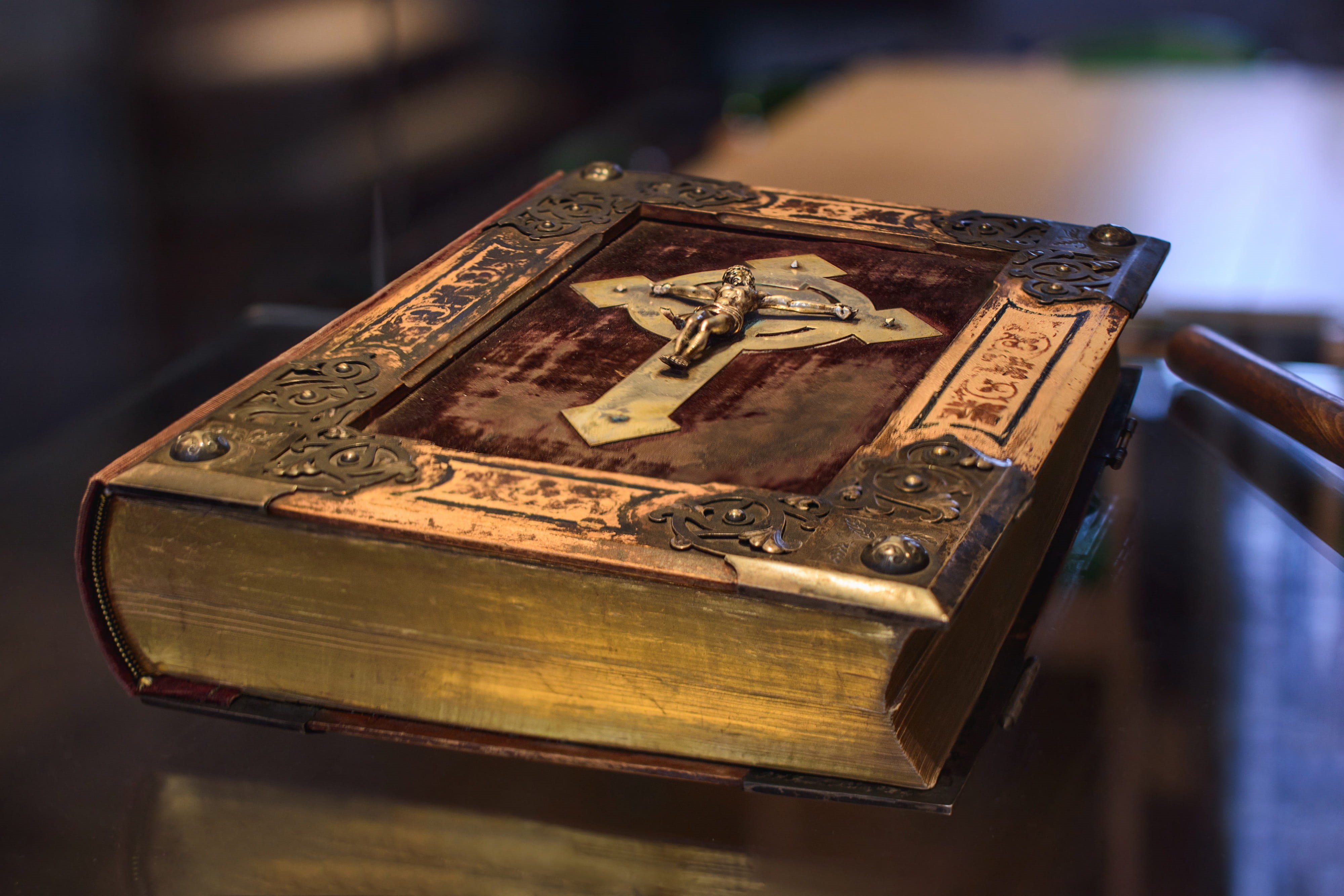vintage, wisdom, religion, antique, pray, bible, finance, scripture, religious, saint, luggage, know, church, cross, text, thanksgiving, library, retro styled, HD Wallpaper
