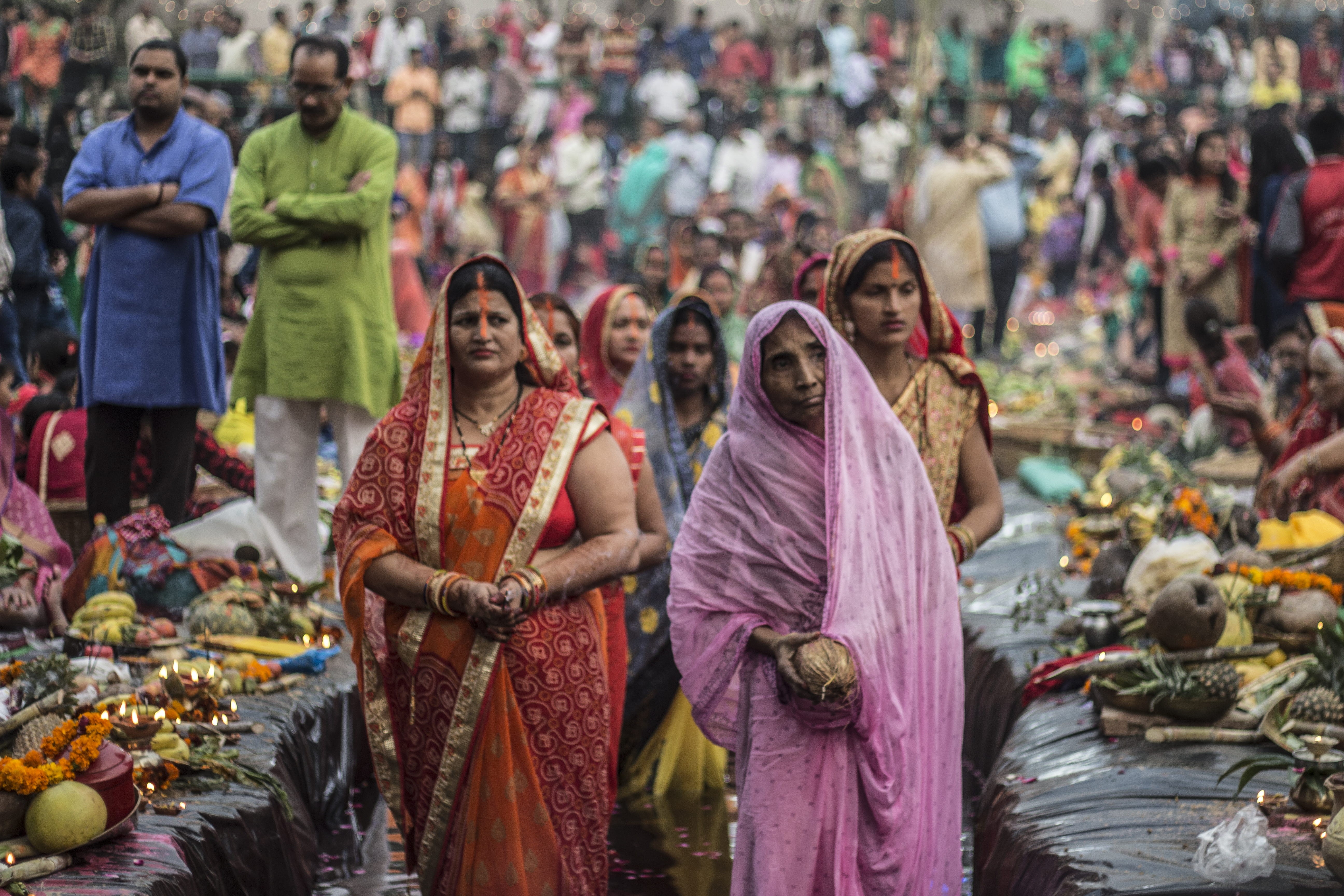 crowd, indian womens, wear, women, lifestyles, traditional wear, festival, religion, selective, festival of india, traditional clothing, real people, fruits, HD Wallpaper