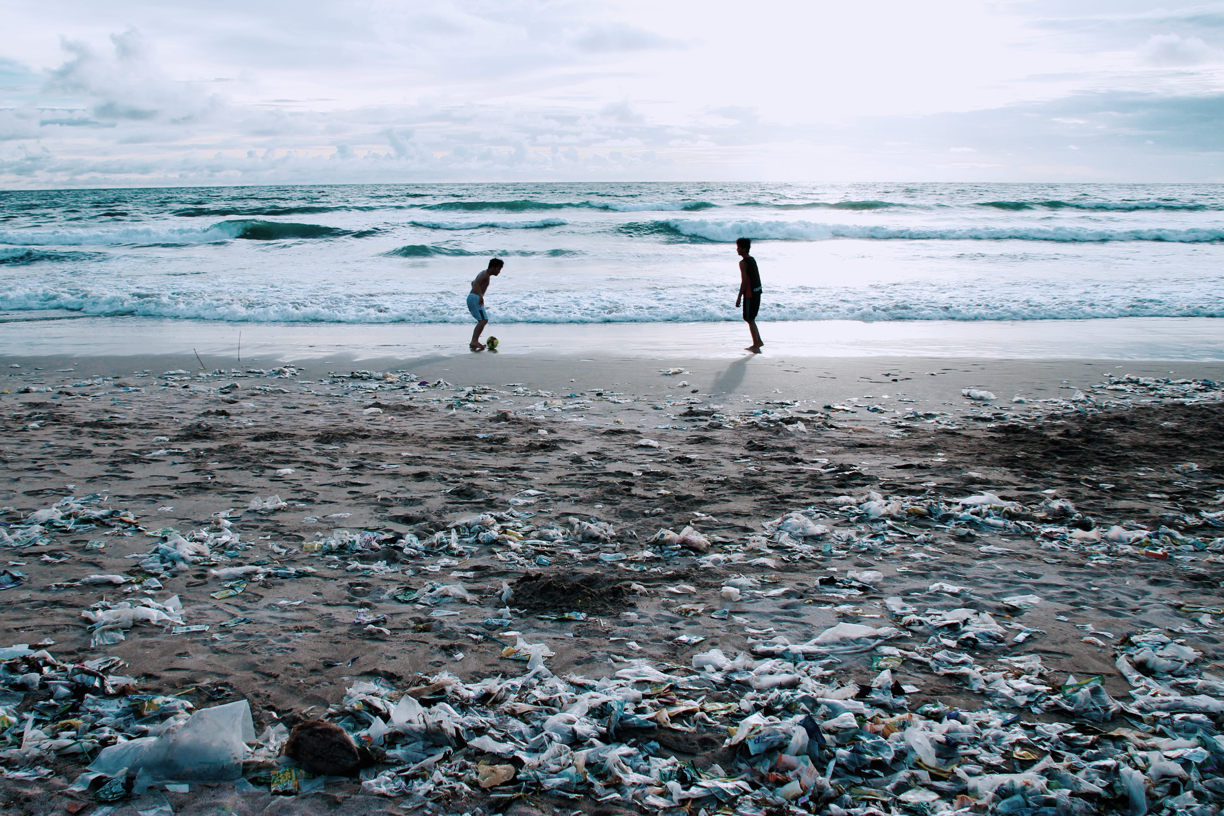 real people, leisure activity, lifestyles, horizon, trash, rubbish, day, sand, beauty in nature, playing, land, 4K, children, litter, sea, pollution, nature, HD Wallpaper