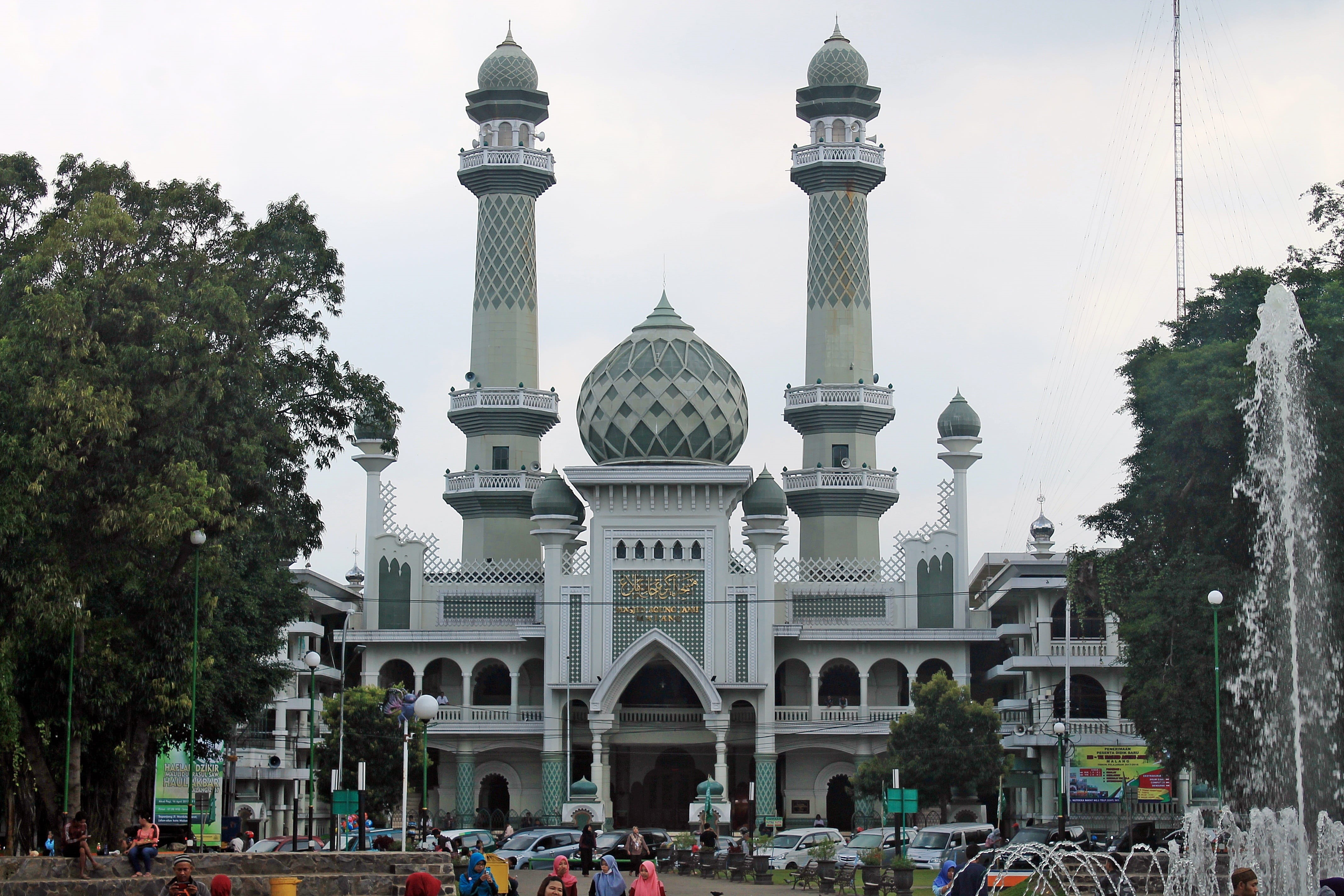 the square, building exterior, indonesian, islam, group of people, tree, minaret, large group of people, arch, tourism, dome, architectural column, day, HD Wallpaper