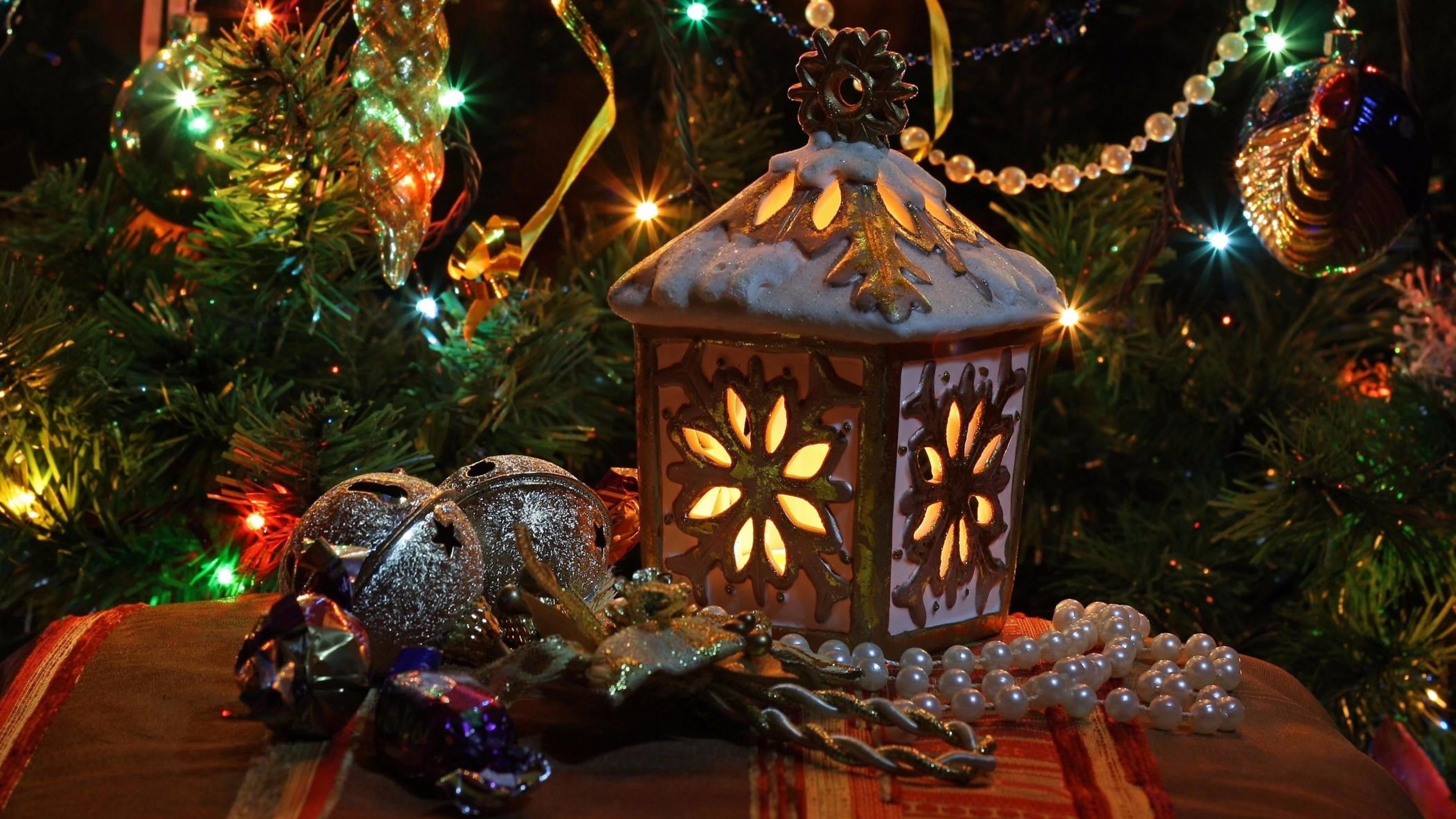 focus on foreground, representation, christmas ornament, illuminated, lighting, tree, pearl, art and craft, christmas, christmas lights, light, lantern, HD Wallpaper