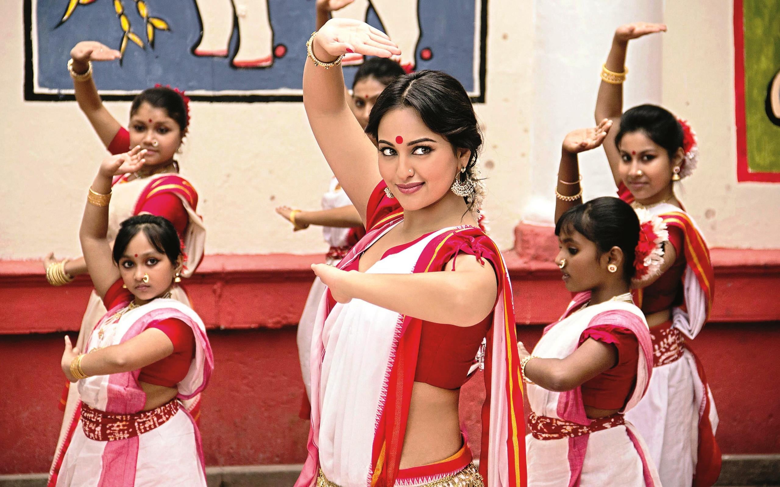 white, clothing, sari, s, raja, smiling, dresses, waist up, standing, sonakshi, bollywood, Movies, people, childhood, portrait, bullet, red, 2013, females, HD Wallpaper