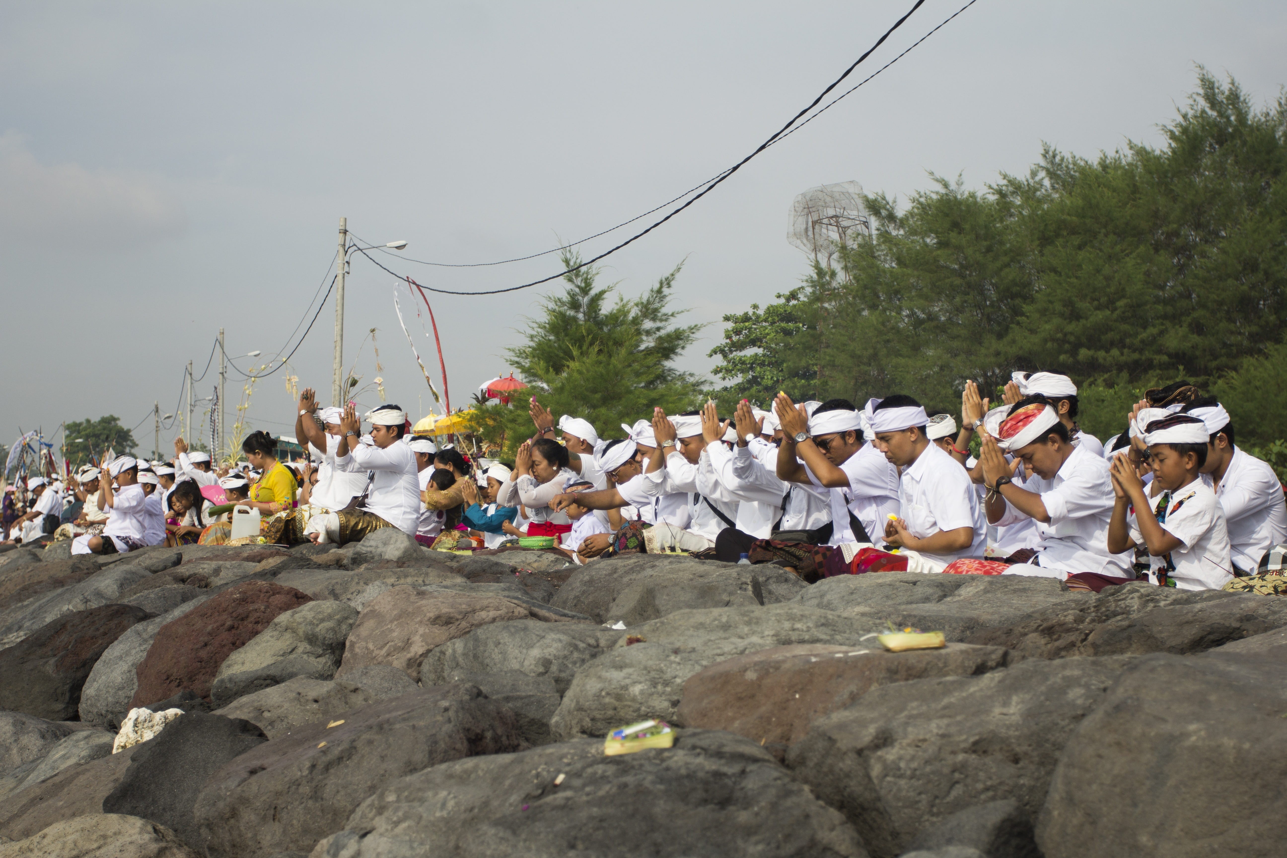 bali culture, hindu, person, real people, hinduism, offering, spectator, god, festival, temple, denpasar, cinta budaya, indonesian, pulau dewata, event, HD Wallpaper