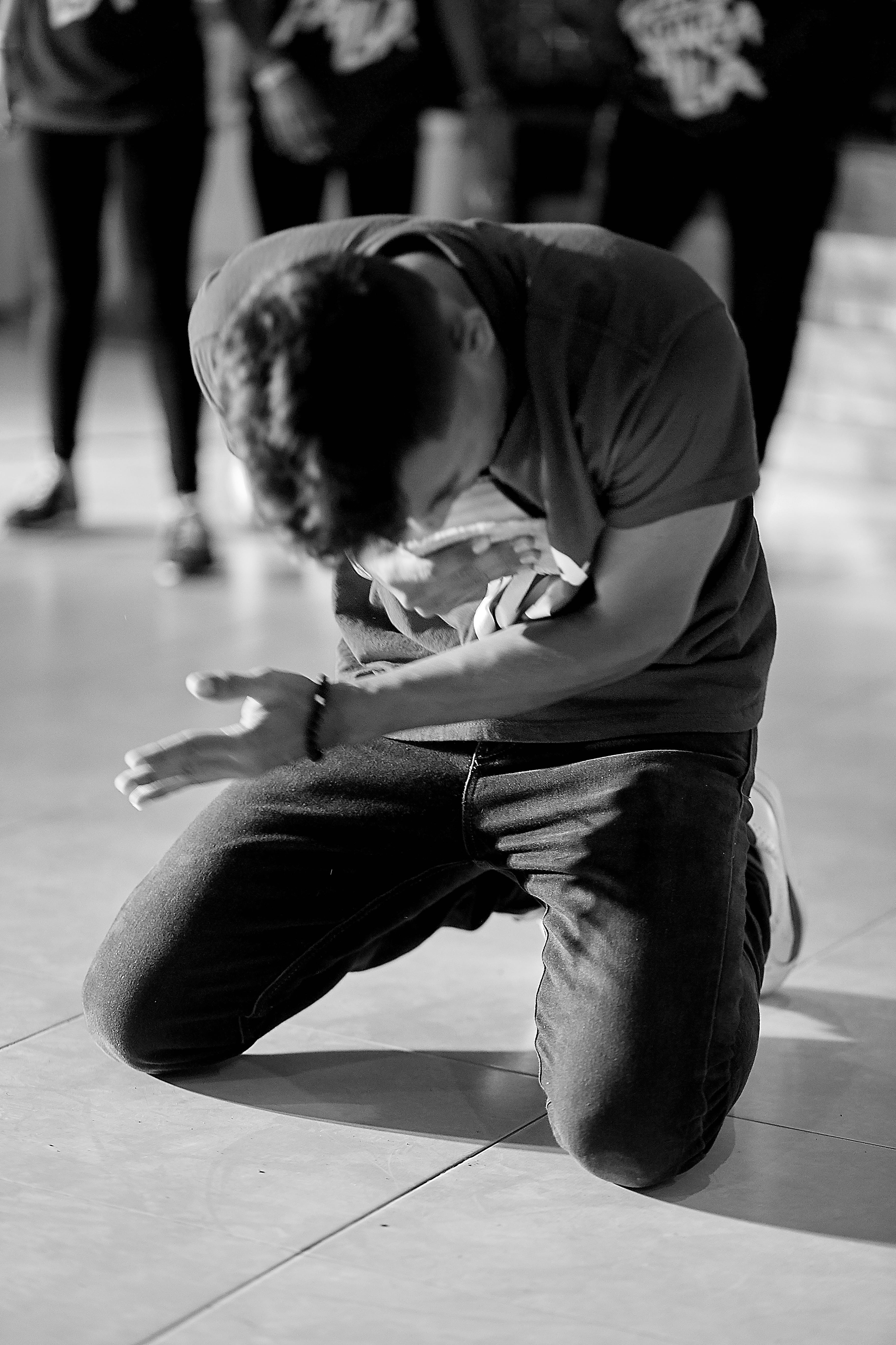 5K, day, praise, lifestyles, incidental people, skill, young adult, dance, young men, men, crouching, worship, leisure activity, side view, real people, Phone HD Wallpaper
