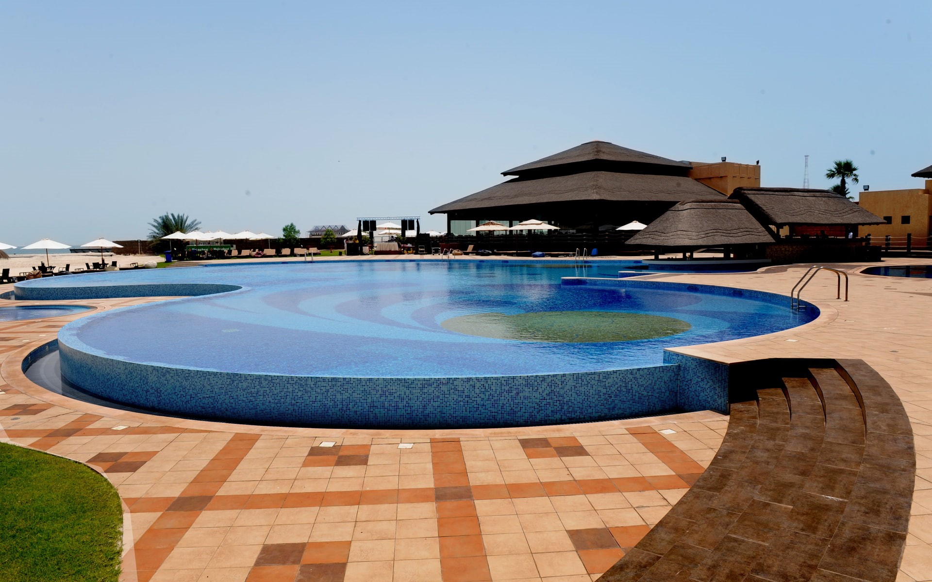 1080P, sky, tourist resort, built structure, bungalow, absence, building, no people, luxury, reflection, architecture, pool, building exterior, outdoors, HD Wallpaper