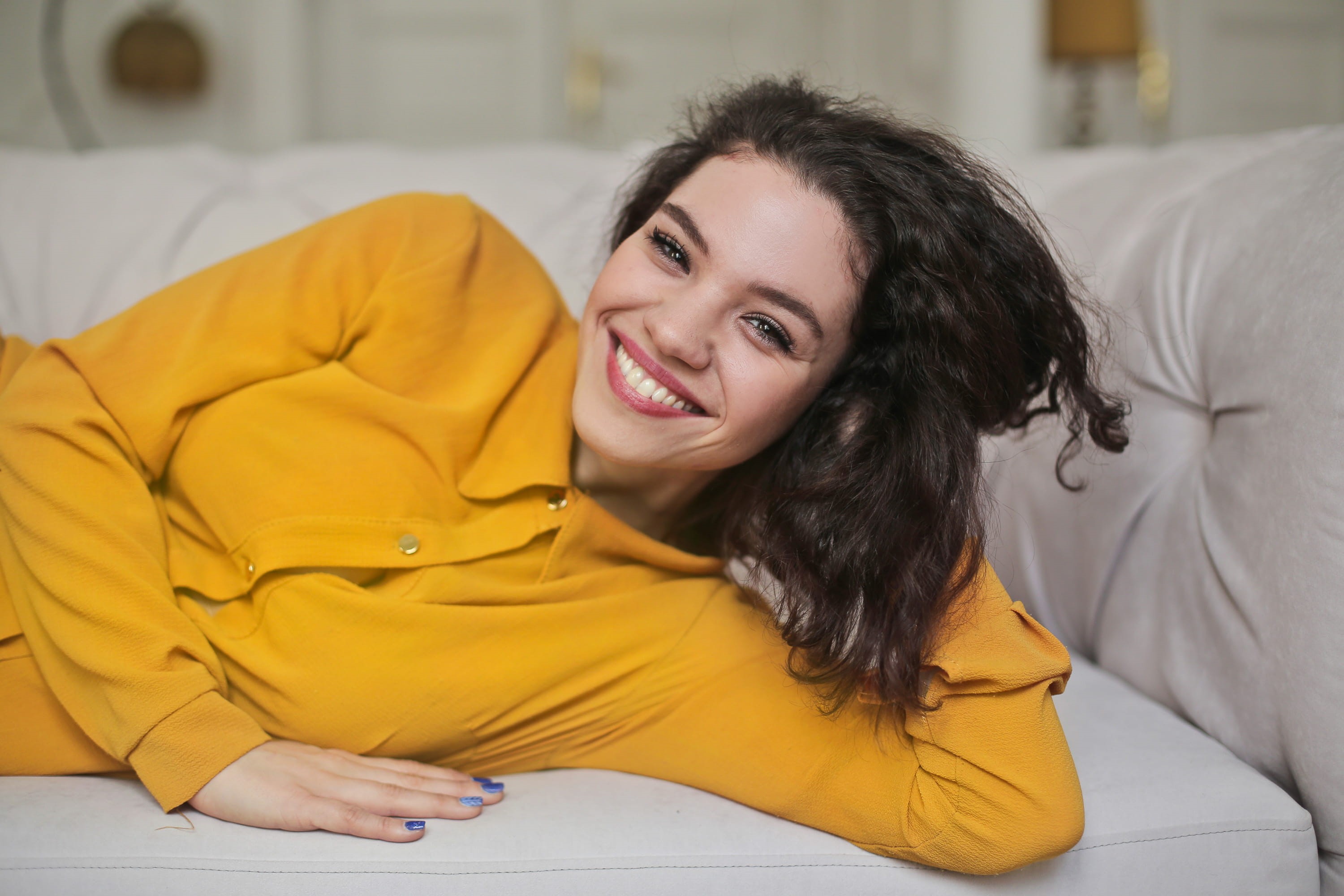 teeth, happiness, cheerful, white, Girl, fashion, joy, leisure, toothy smile, lifestyles, smile, Decoration, emotion, lying, Home, peaceful, looking at camera, HD Wallpaper