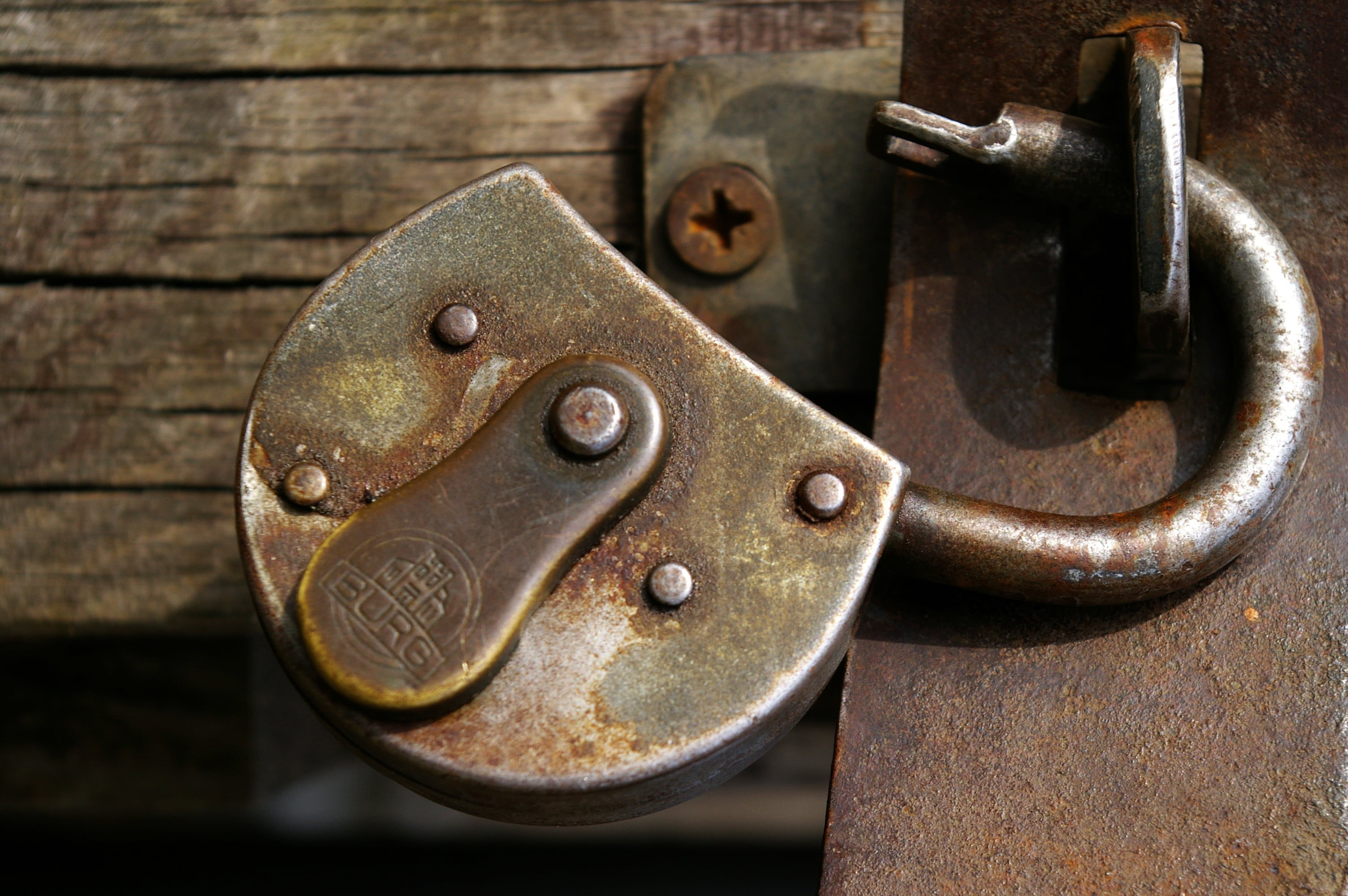 gray, focus on foreground, metal, shut off, indoors, padlocks, circle, lock, backed up, castle, capping, completed, latch, antique, to, close, old, key, HD Wallpaper