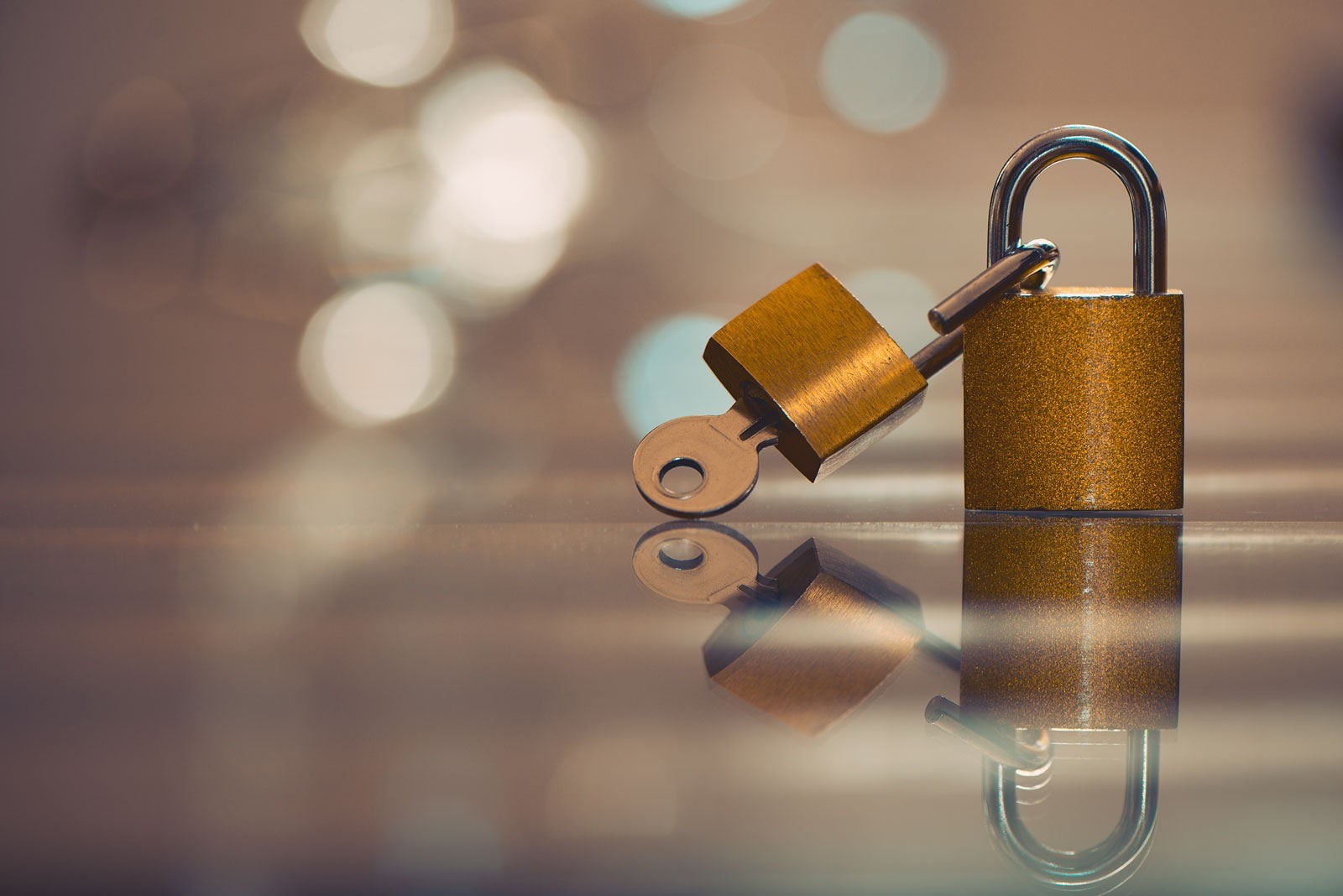 security, safety, reflection, macro, glass, table, close-up, metal, padlock, 720P, glass - material, no people, depth of field, keys, protection, still life, HD Wallpaper
