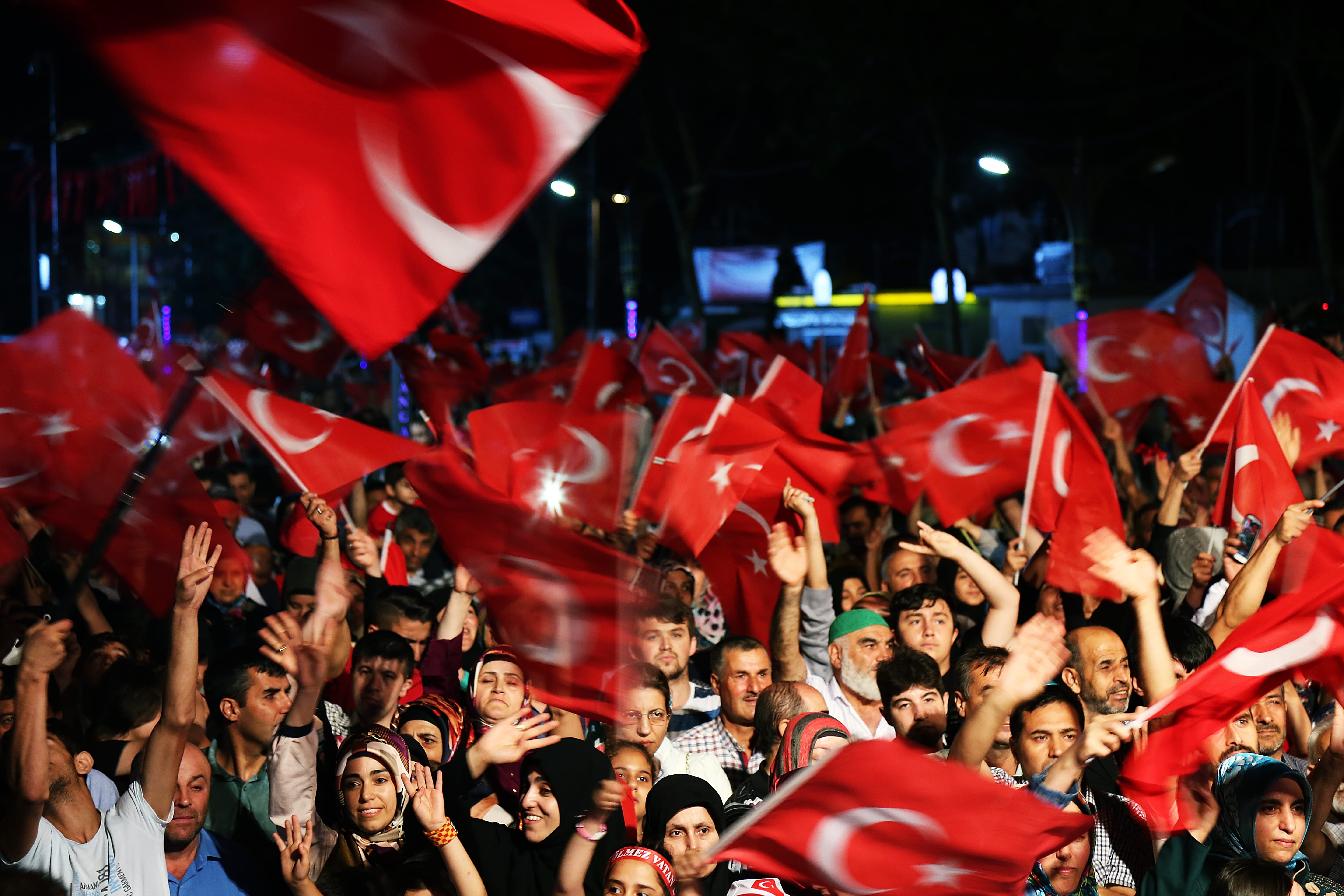 arms raised, real people, men, red, fan - enthusiast, excitement, large group of people, high angle view, turkey, positive emotion, emotion, rkiye, spectator, HD Wallpaper