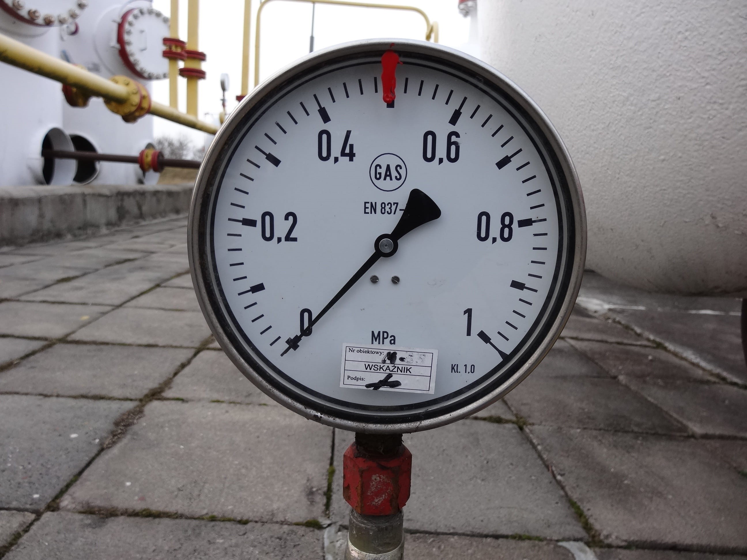 circle, pressure gauge, Manometer, gauge, architecture, Crude Oil, geometric shape, day, communication, number, built structure, Extraction, focus on foreground, HD Wallpaper