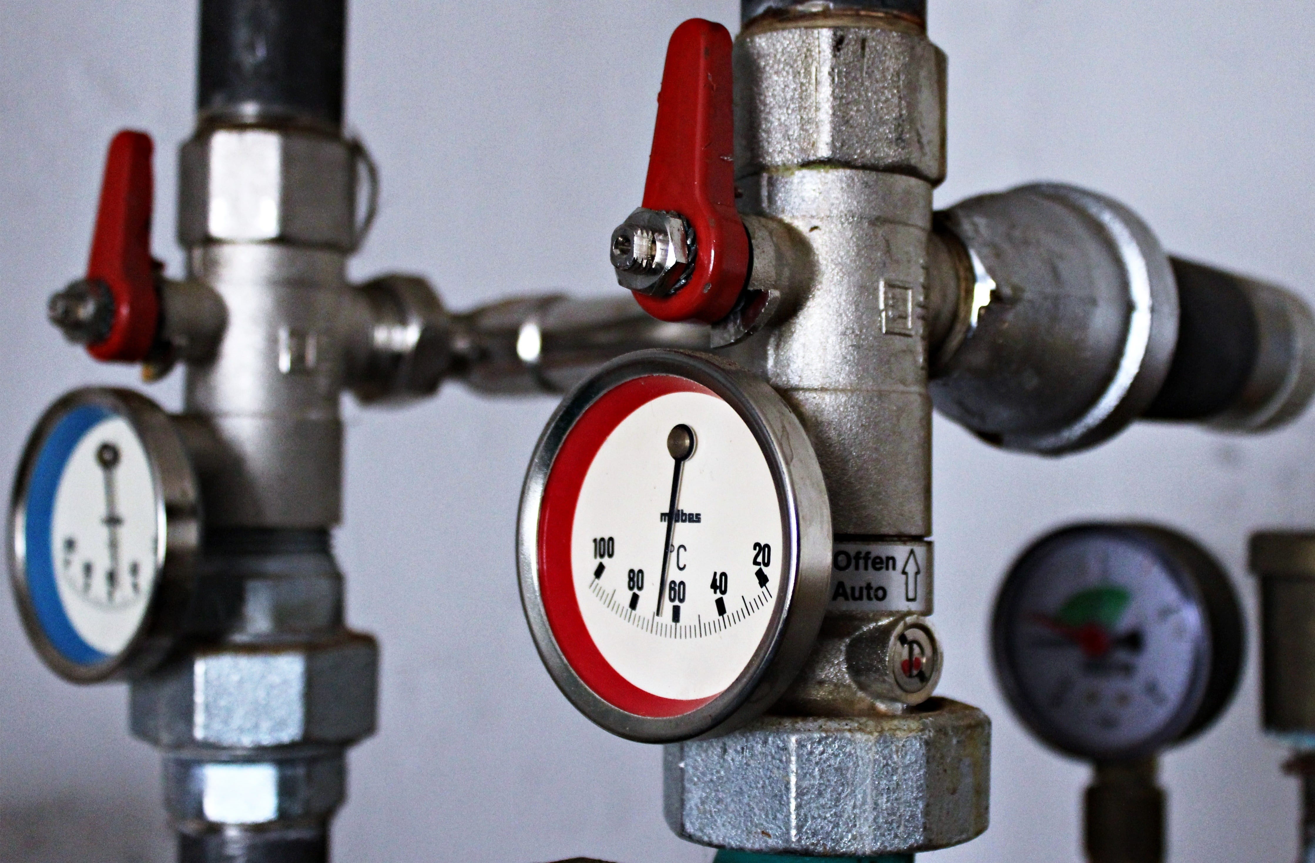 pressure display, machinery, focus on foreground, pressure gauge, technology, thermostat, equipment, indoors, fuel and power generation, silver, close-up, HD Wallpaper