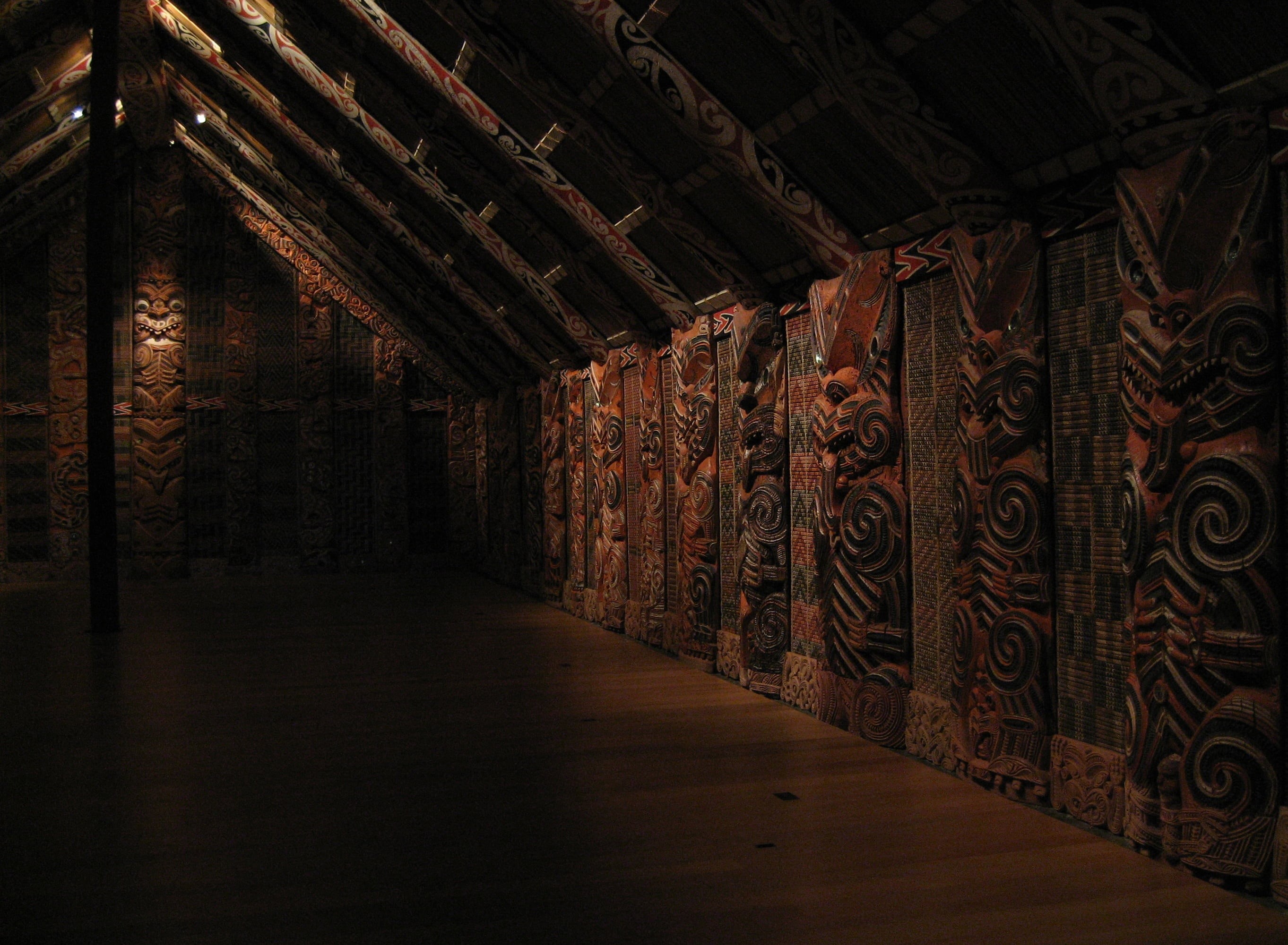 in a row, home hotunui, tribe ngati awa of whakatane, ancient sculptures, auckland, ceiling, architecture, former, no people, sculptors, 2K, new zealand, HD Wallpaper