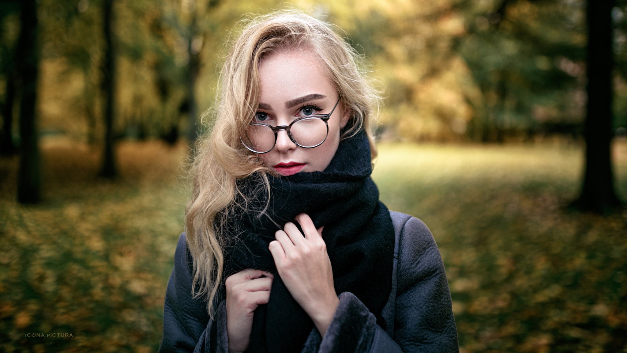 women outdoors, women, depth of field, Icona Pictura, blonde, women with glasses, Sofia Juntunen, Sergei Kreisberg, scarf, portrait, 1080P, trees, HD Wallpaper