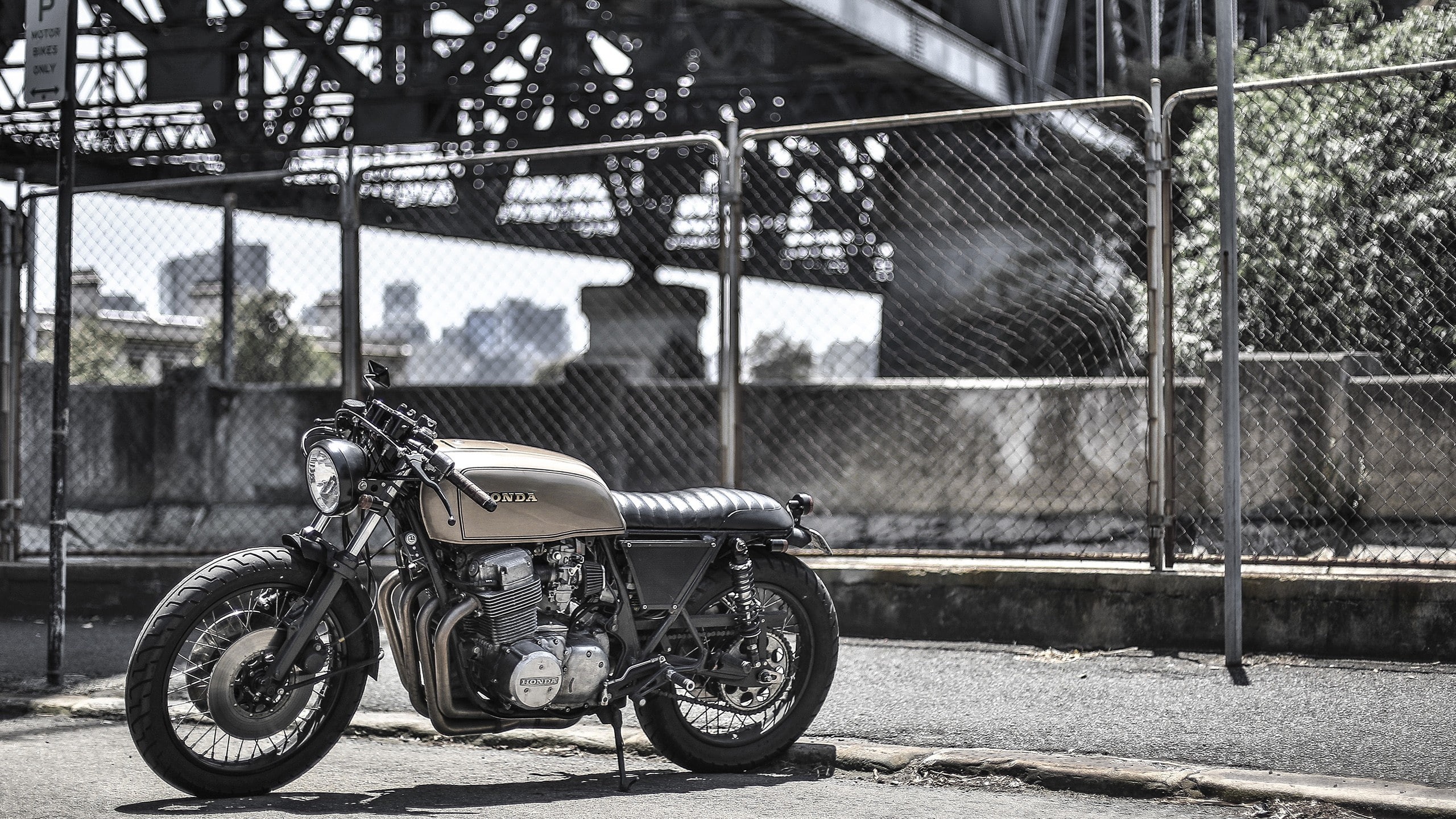 mode of transportation, stationary, day, no people, chainlink fence, safety, Honda, boundary, transportation, focus on foreground, 2K, outdoors, city, HD Wallpaper