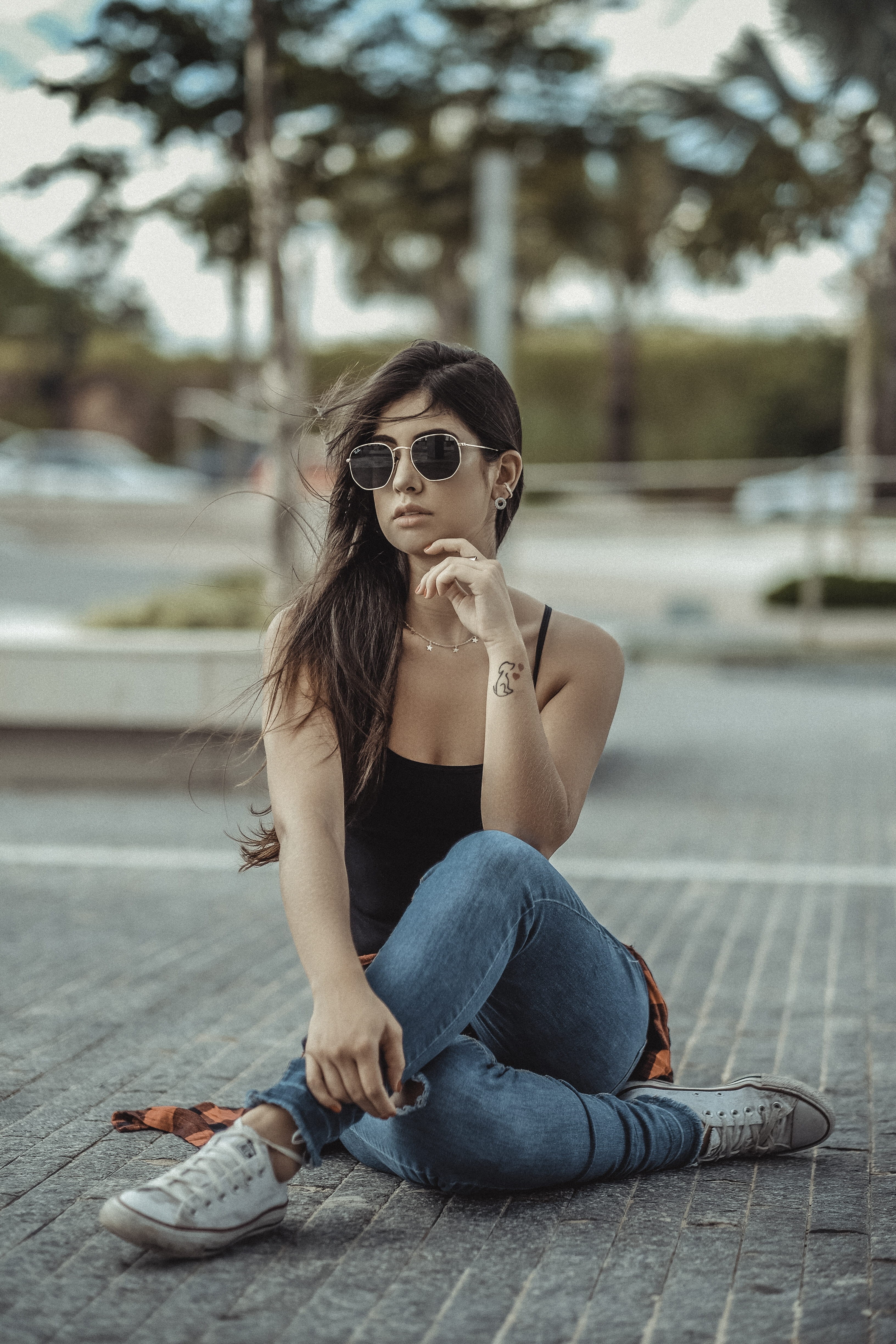 sunglasses, real people, lifestyles, jeans, girl, one person, beautiful woman, hairstyle, blue, glasses, 4K, wearing, allstar, fashion, mulher, day, pants, Phone HD Wallpaper
