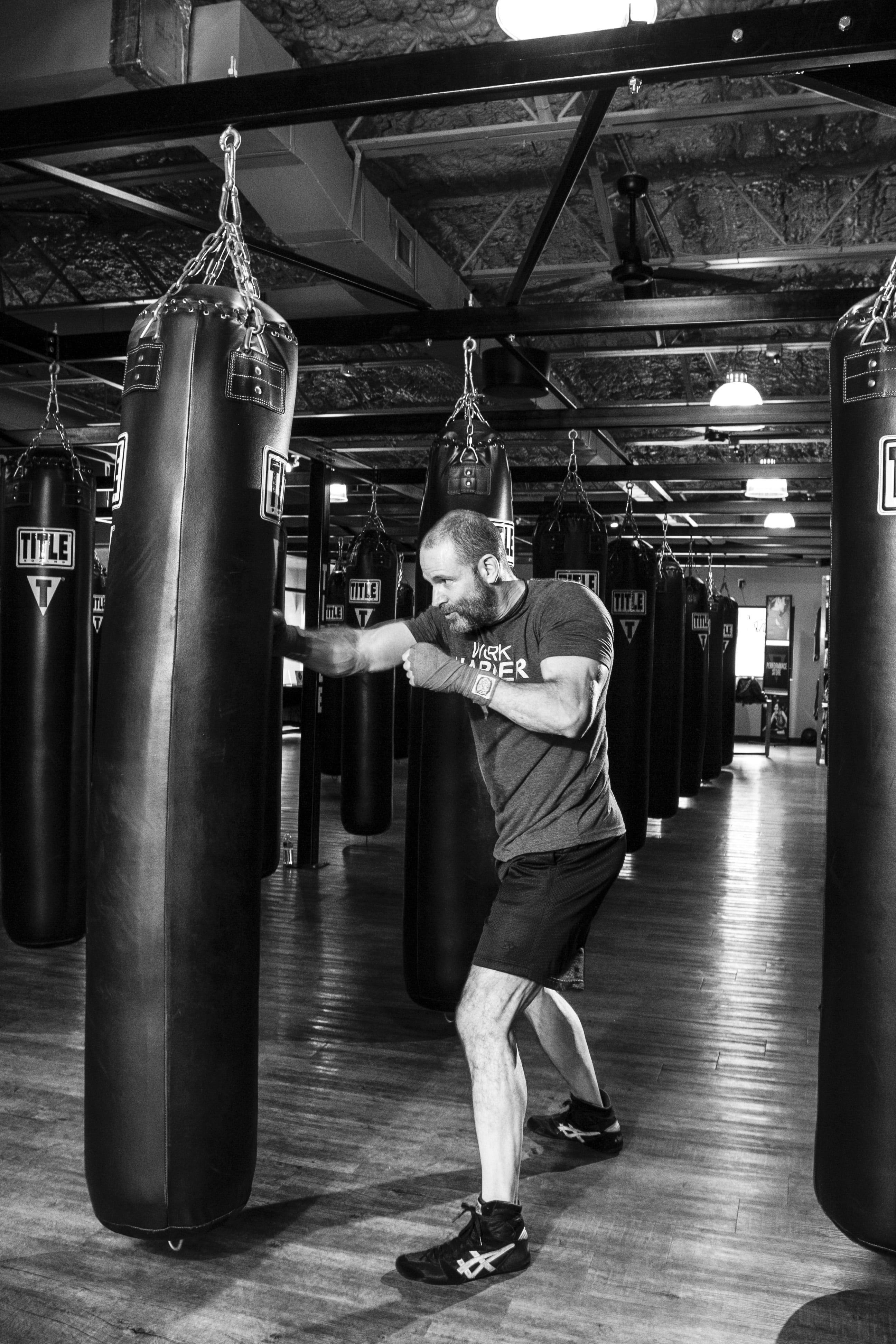casual clothing, sport, healthy, man, boxing - sport, one person, male, indoors, hanging, punch, real people, gym, women, leather, kickboxing, competition, Phone HD Wallpaper