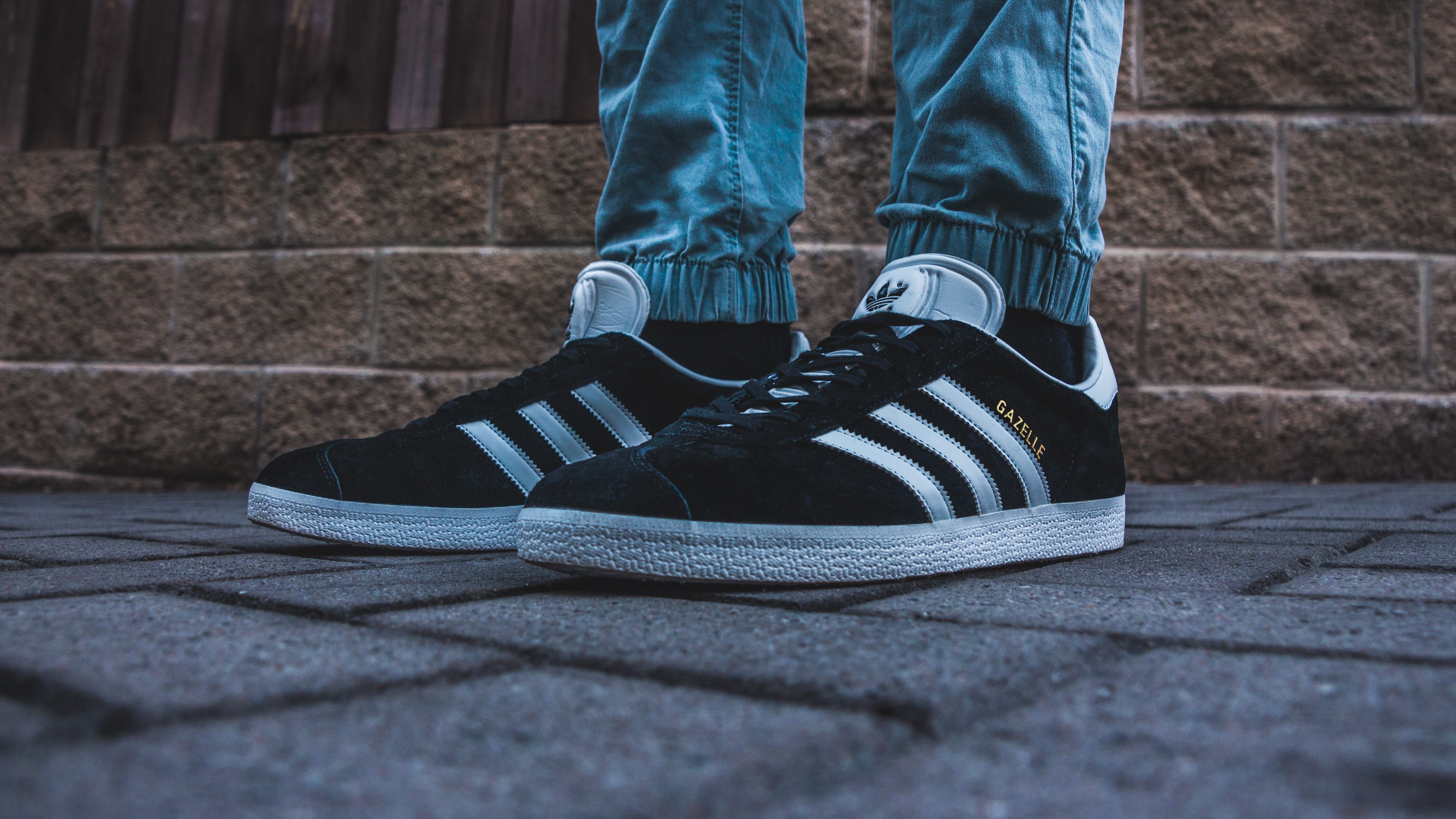 low section, footwear, shoe, human limb, pavement, day, person, city, urban, architecture, limb, lifestyles, body part, outdoors, black, jeans, staircase, HD Wallpaper