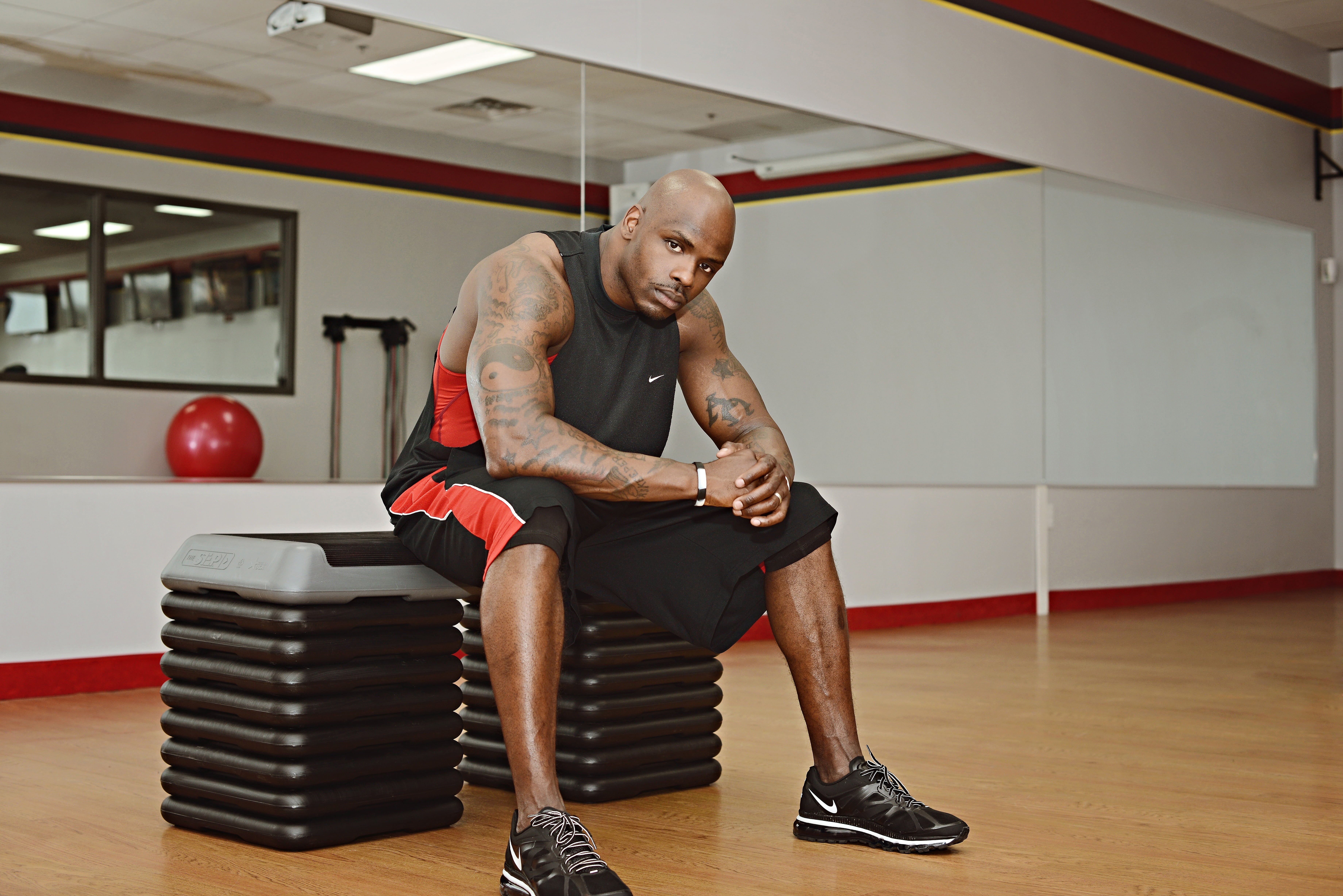 sports Clothing, mature men, clothing, men, fitness center, young Adult, athlete, strength, weight, happy, indoors, sports, one Person, sport, full length, HD Wallpaper