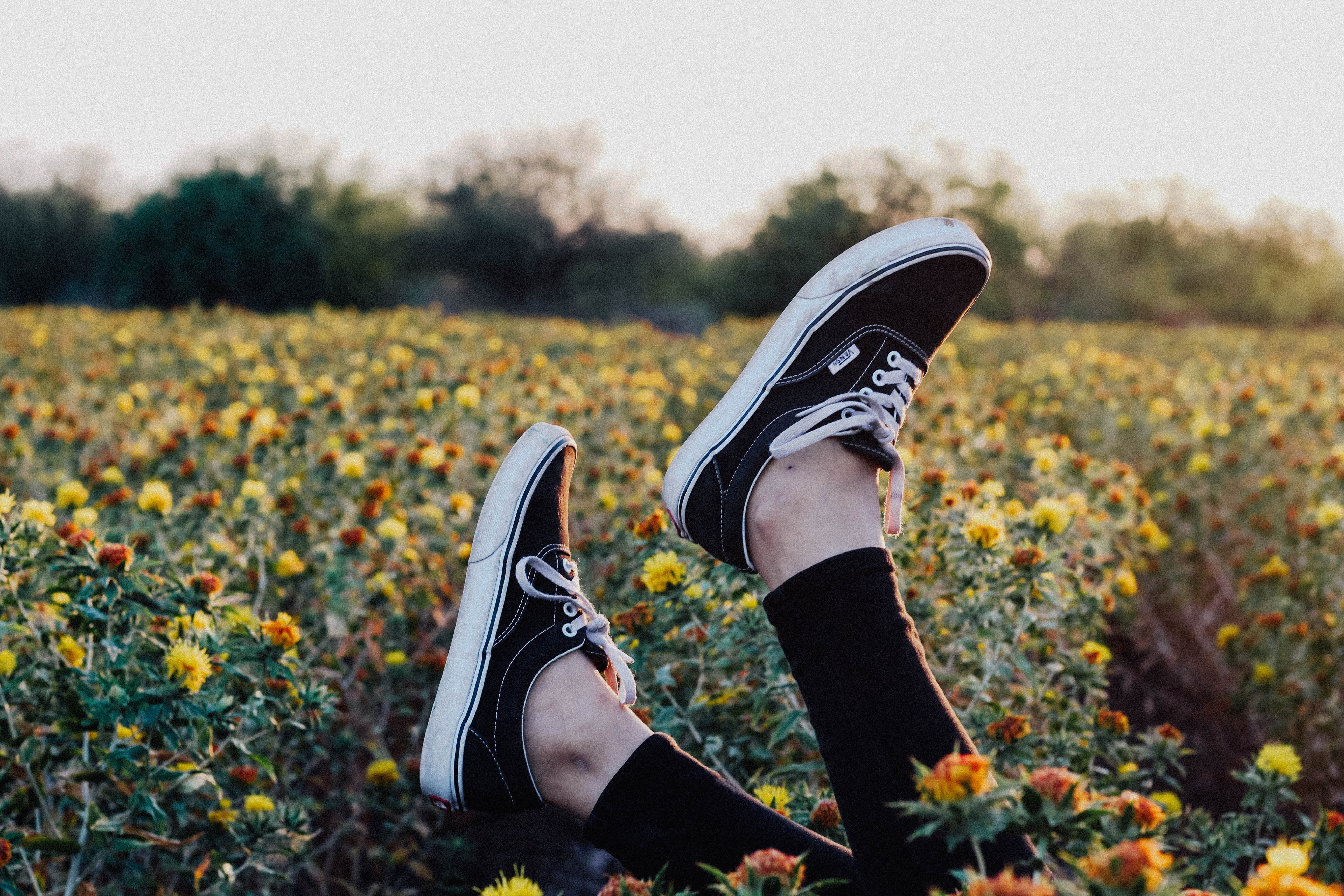 tenni, sky, beauty in nature, feet, outdoors, woman, shoe, one person, glow, adult, leisure activity, nature, upside down, landscape, human body part, human limb, HD Wallpaper