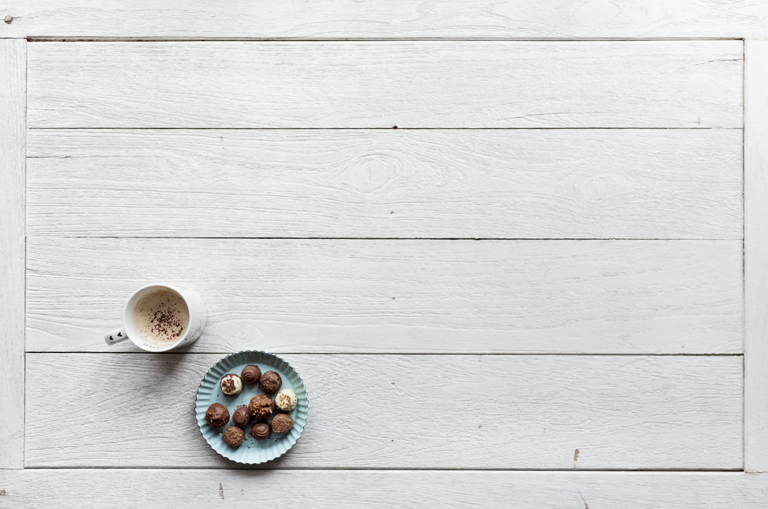 cup, food and drink, old fashion, wood - material, drink, 1080P, lifestyle, hand, pape, feline, table, food, enjoying, hot drink, domestic animals, mug, HD Wallpaper