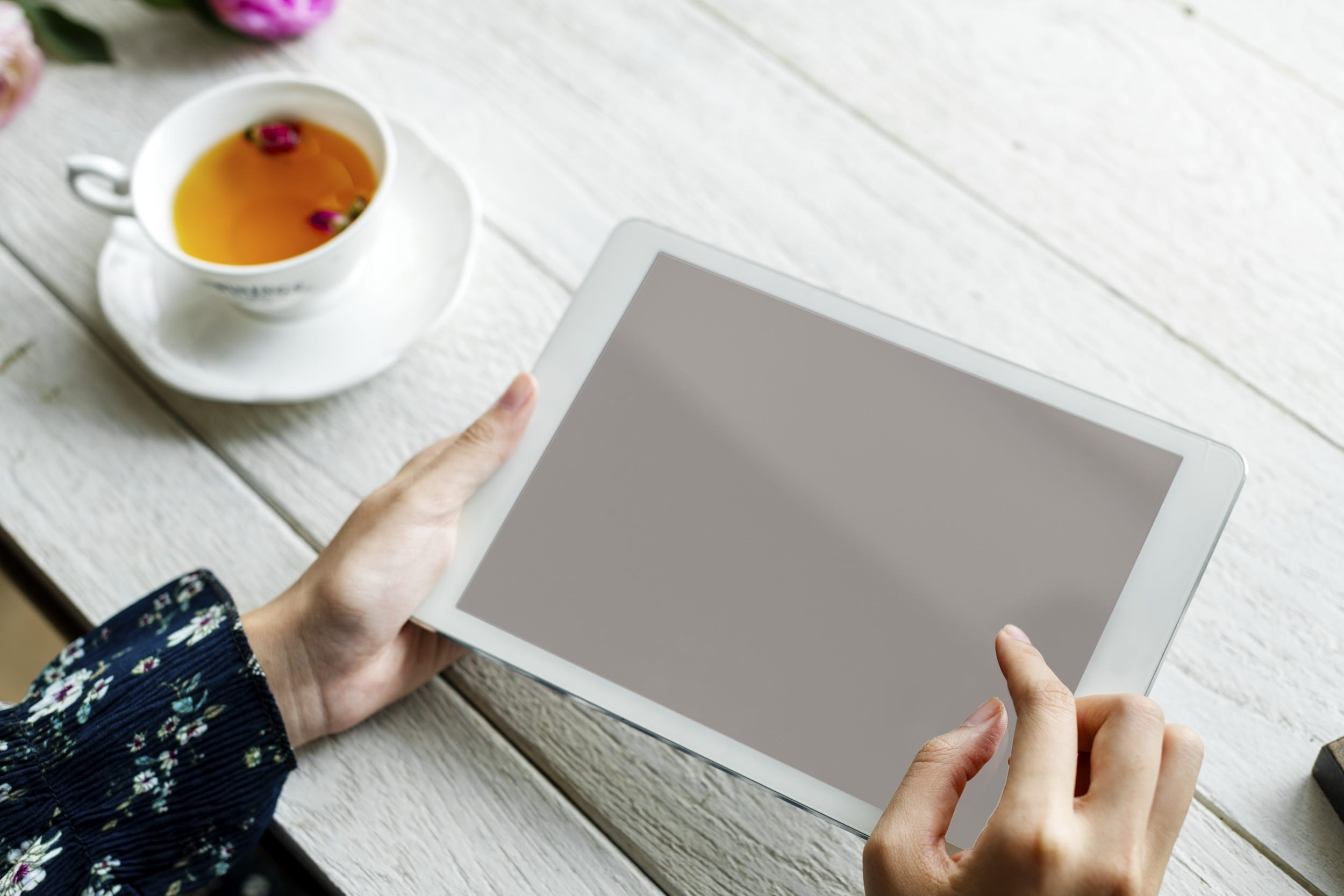 human body part, female, mug, technology, cafe, tea cup, communication, food and drink, digital tablet, tablet, adult, 1080P, cup, wooden table, human hand, HD Wallpaper