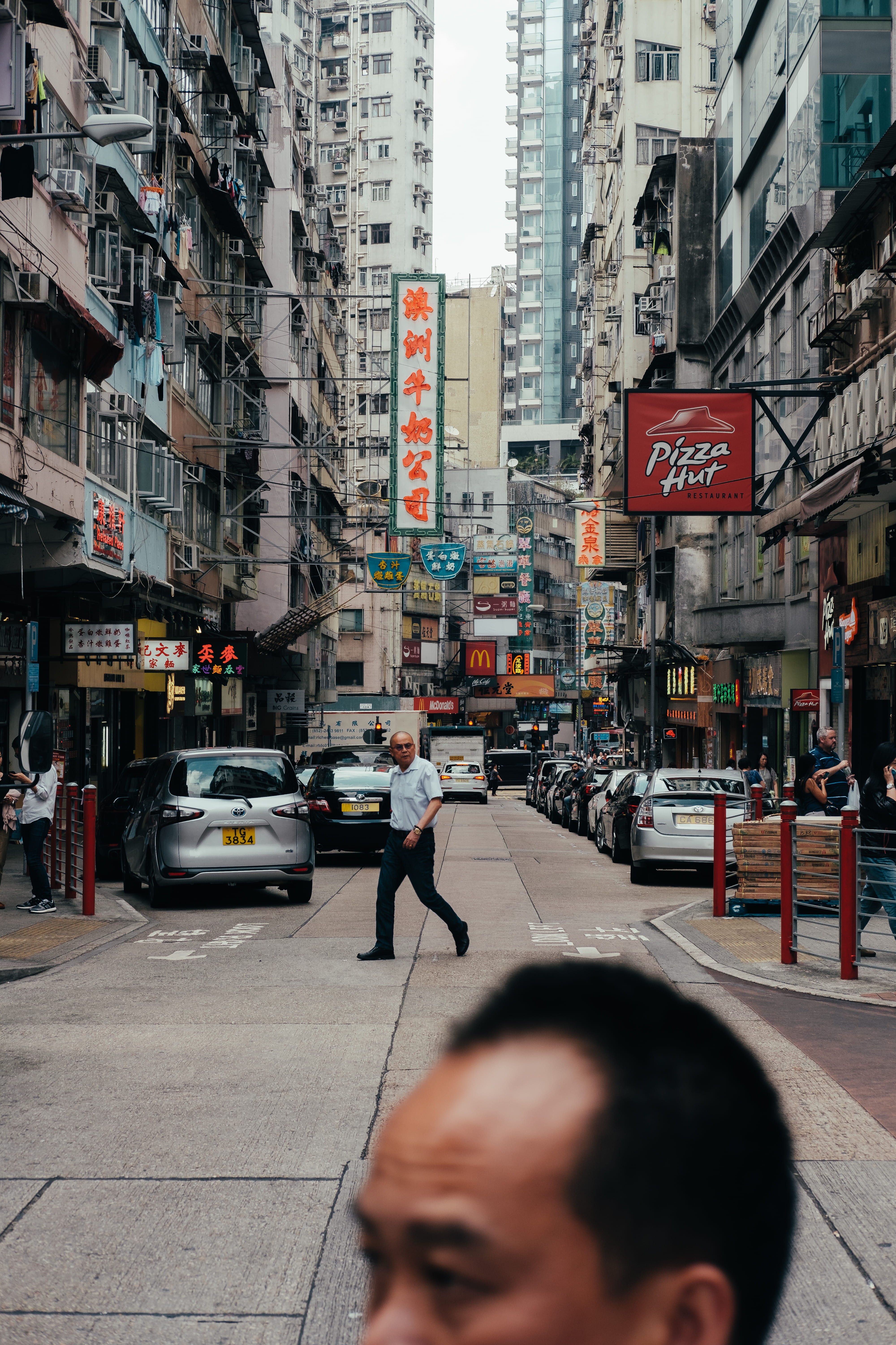 building exterior, crowd, transportation, tourist, land vehicle, 5K, building, street crowd, man, motor vehicle, men, pizza hut, hong kong, standing, travel, Phone HD Wallpaper