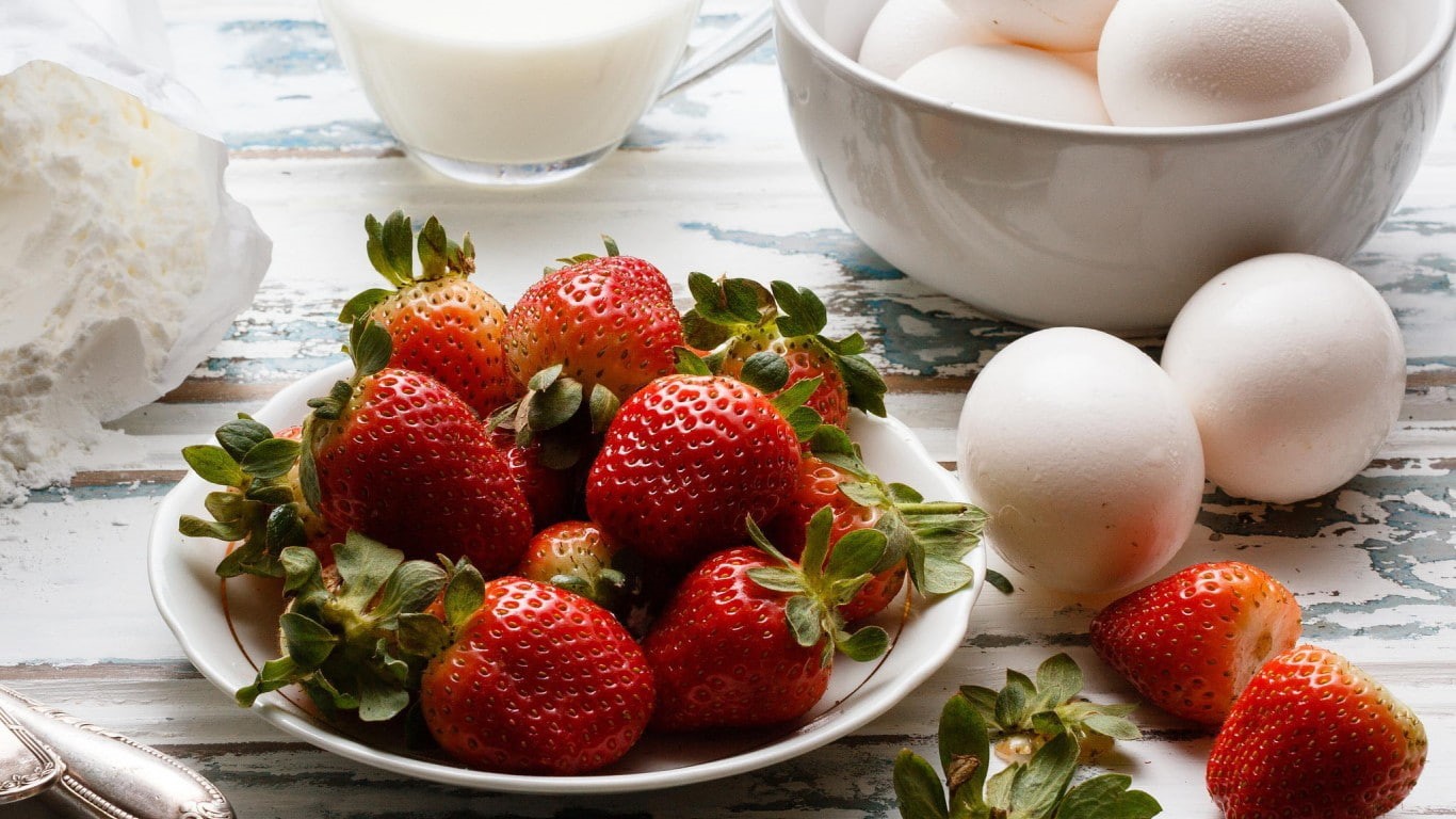 strawberries, eggs, milk, red, 720P, strawberry cake, white, flour, HD Wallpaper
