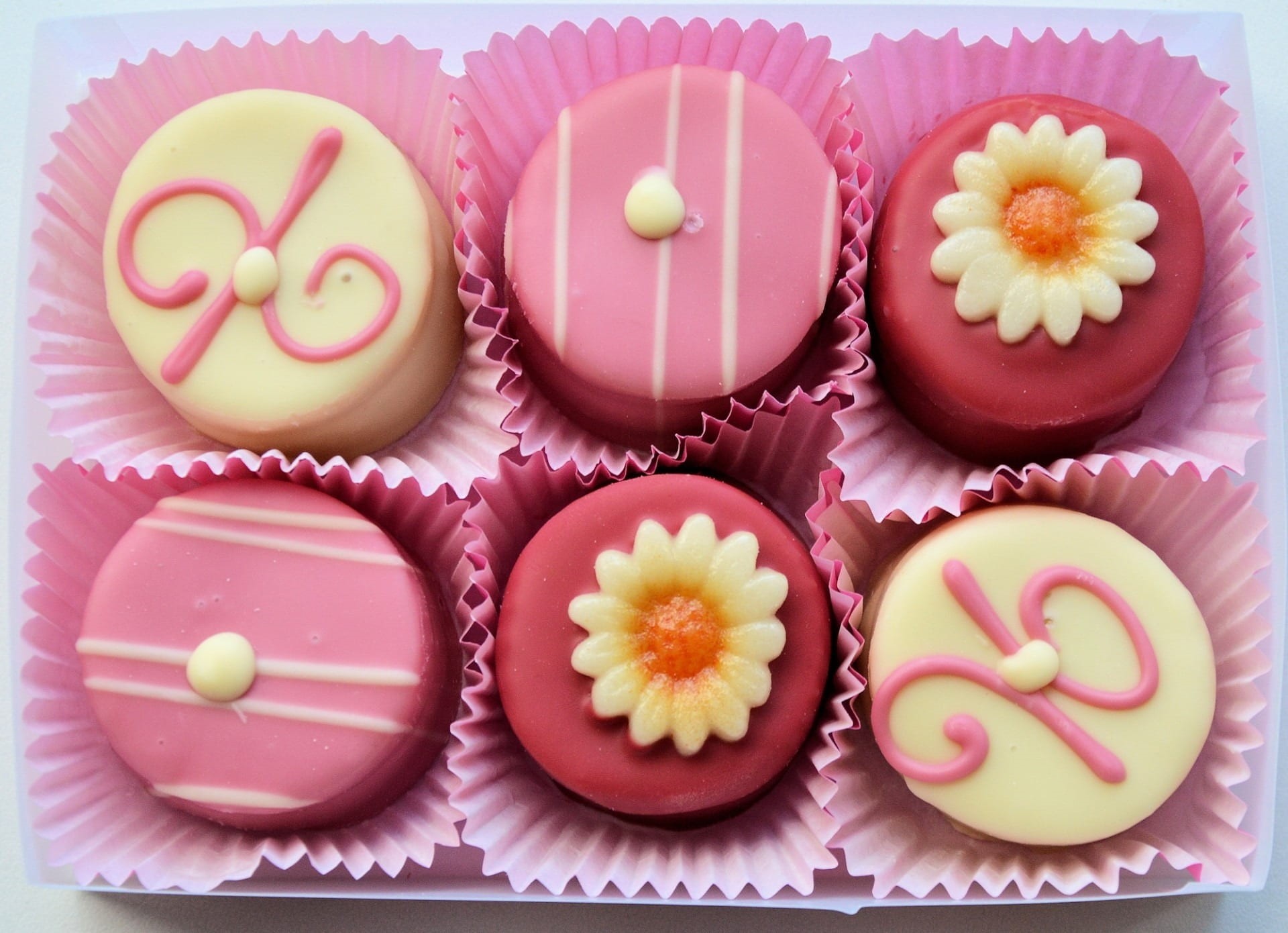 gourmet, chocolate, pink, delicious, multi colored, muffins, indulgence, directly above, pieces, photo, traditional, beige, pink color, sweet, unhealthy eating, HD Wallpaper
