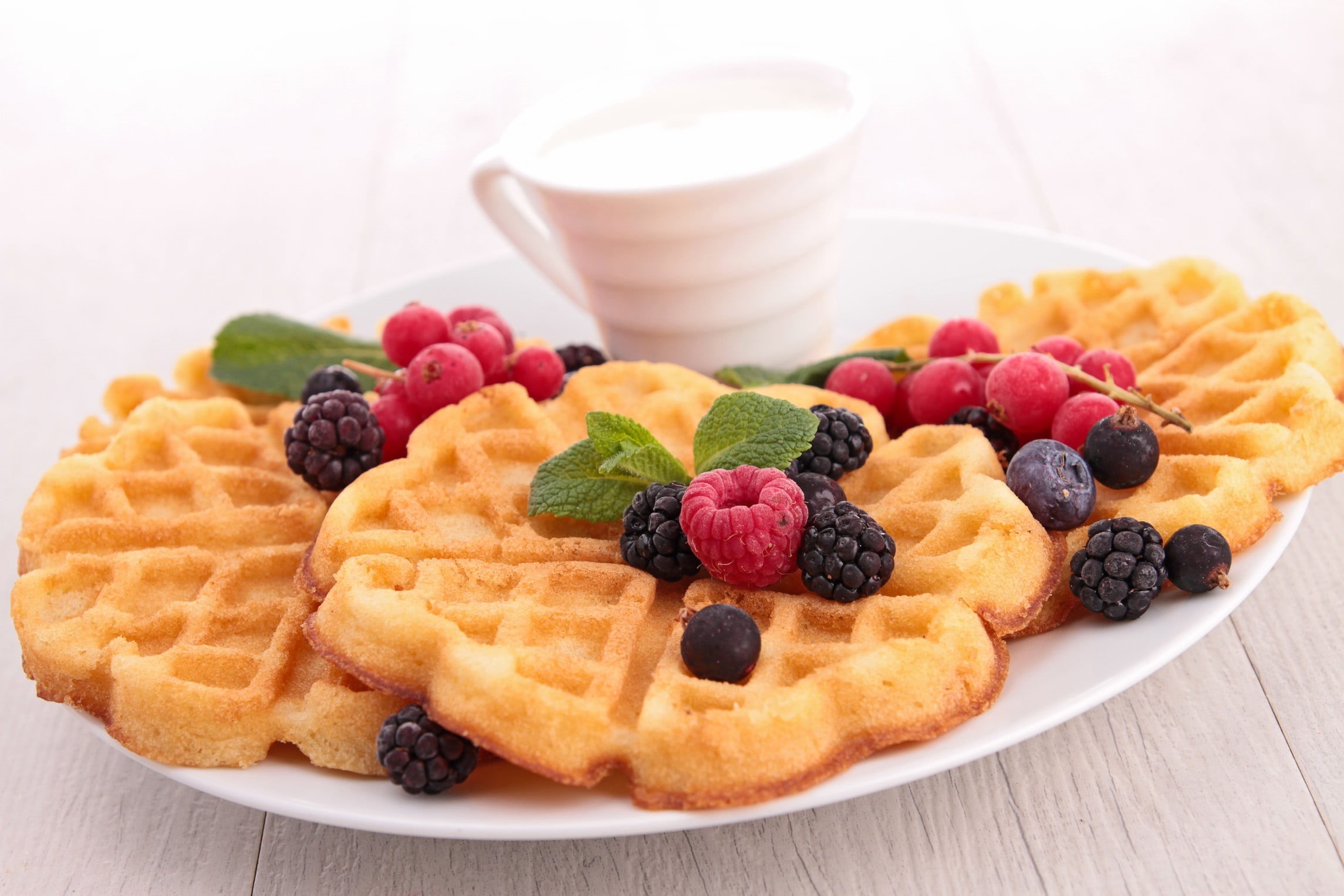 fruit, blueberries, plate, temptation, berry fruit, baked pastry item, no people, food and drink, raspberries, wellbeing, herb, raspberry, mint leaf - culinary, HD Wallpaper