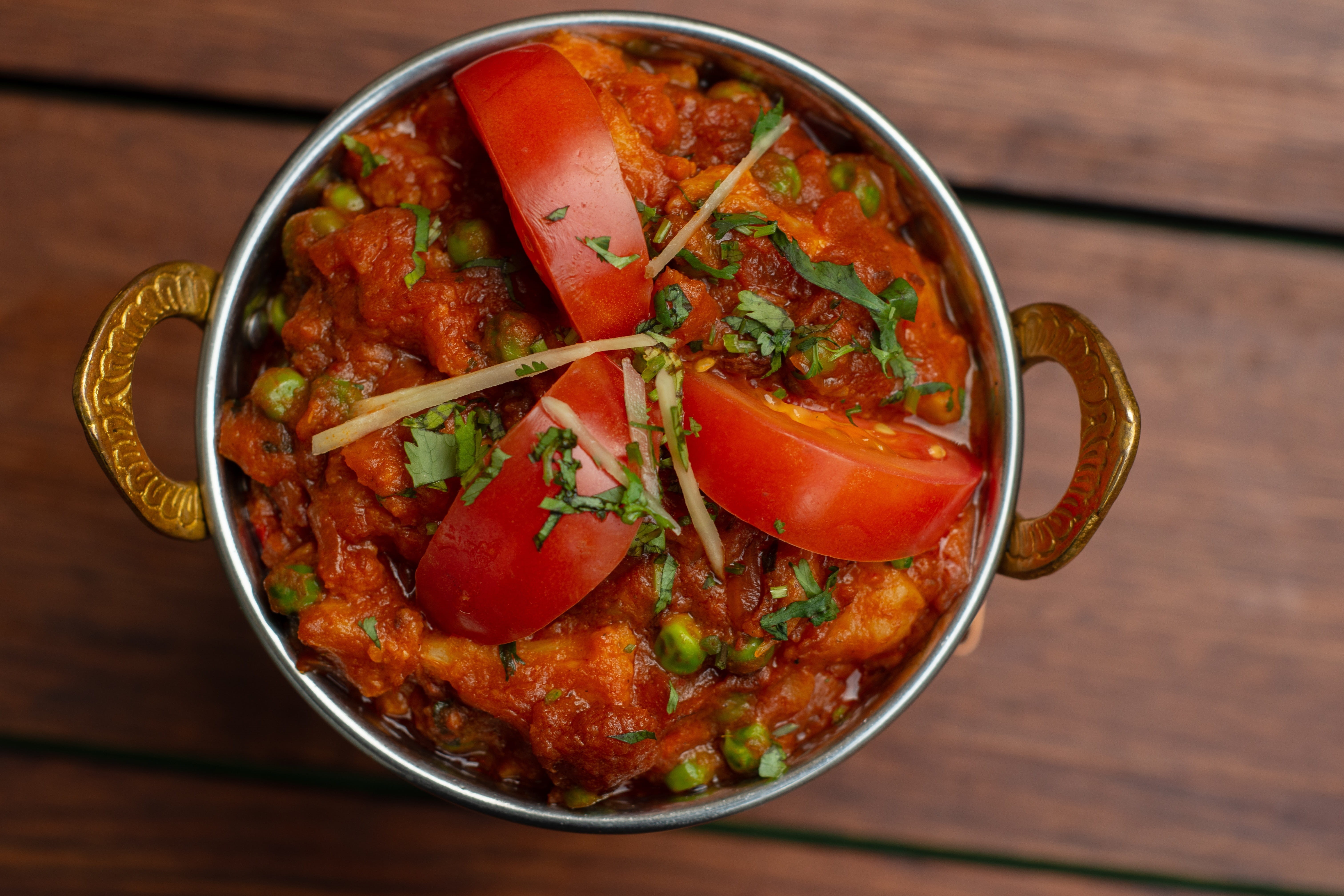 crockery, high angle view, taste, herb, still life, gate of india, freshness, tomato, no people, wellbeing, indoors, healthy eating, vegetable, spice, indian restaurant, HD Wallpaper