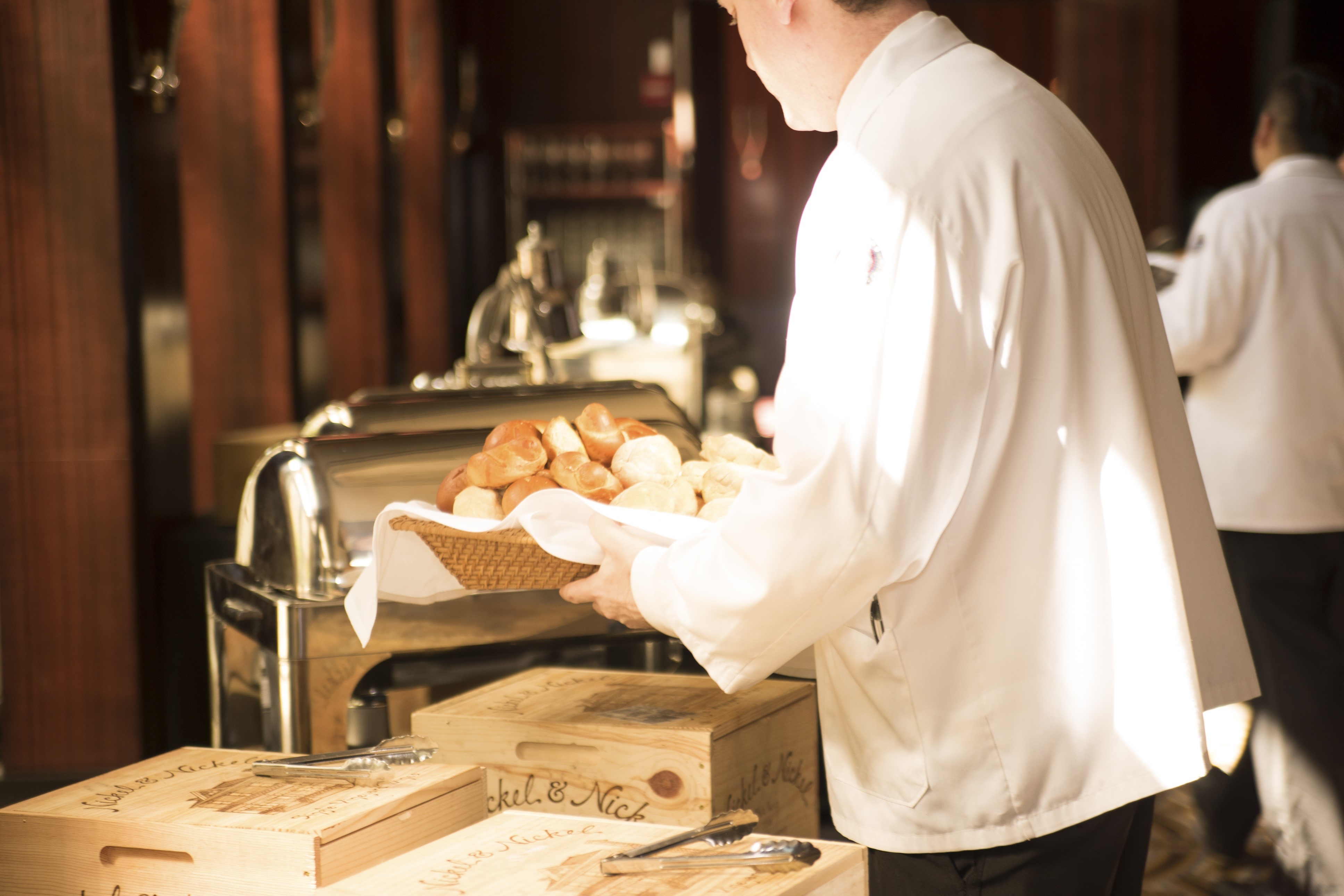 focus on foreground, preparation, occupation, tray, food and drink, eat, serve, lunch, restaurant, guy, three quarter length, cooking, service, man, people, HD Wallpaper