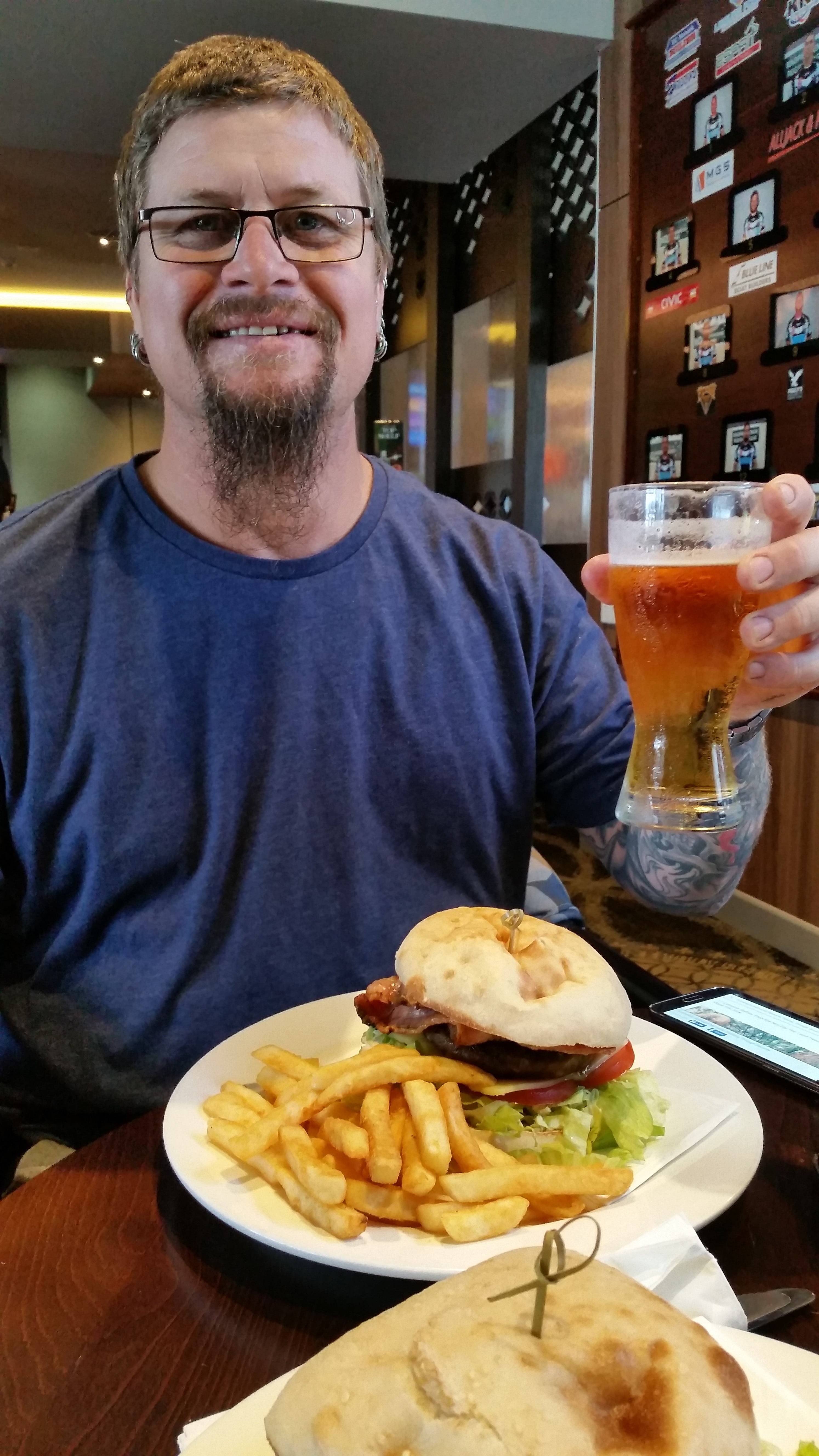 one person, happy, cheers, brown, hamburger, bar, lifestyle, clear, beside, restaurant, drinking, attractive, chips, drinking glass, anniversary celebration, Phone HD Wallpaper