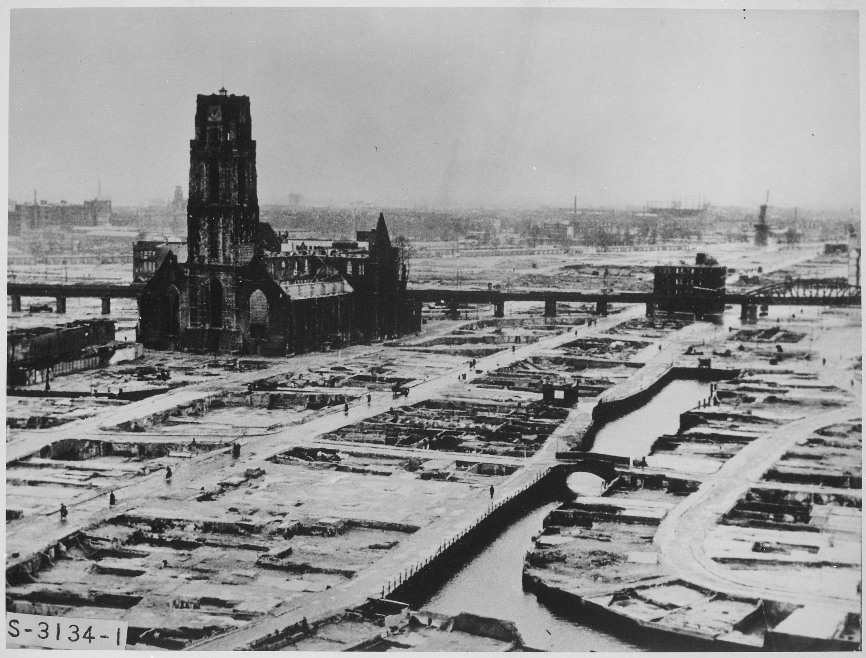 war, World War 2, sky, high angle view, arts And Entertainment, 2K, Rotterdam, cityscape, water, time, black And White, building exterior, destruction, HD Wallpaper