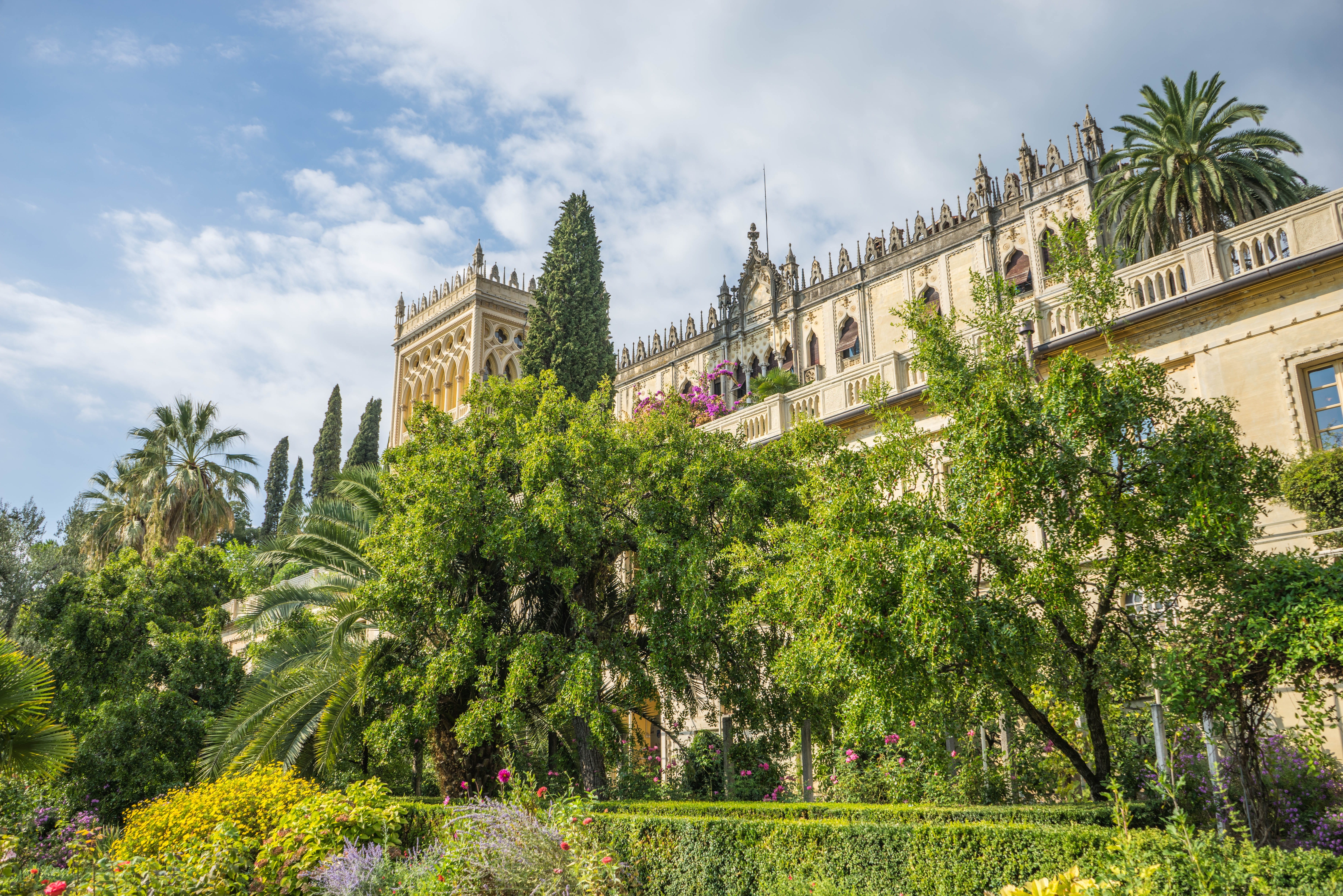 history, summer, cloud - sky, italian, famous, tourism, low angle view, Flowers, old, lombardy, built Structure, Isola Del Garda, blue, vacation, sky, growth, HD Wallpaper