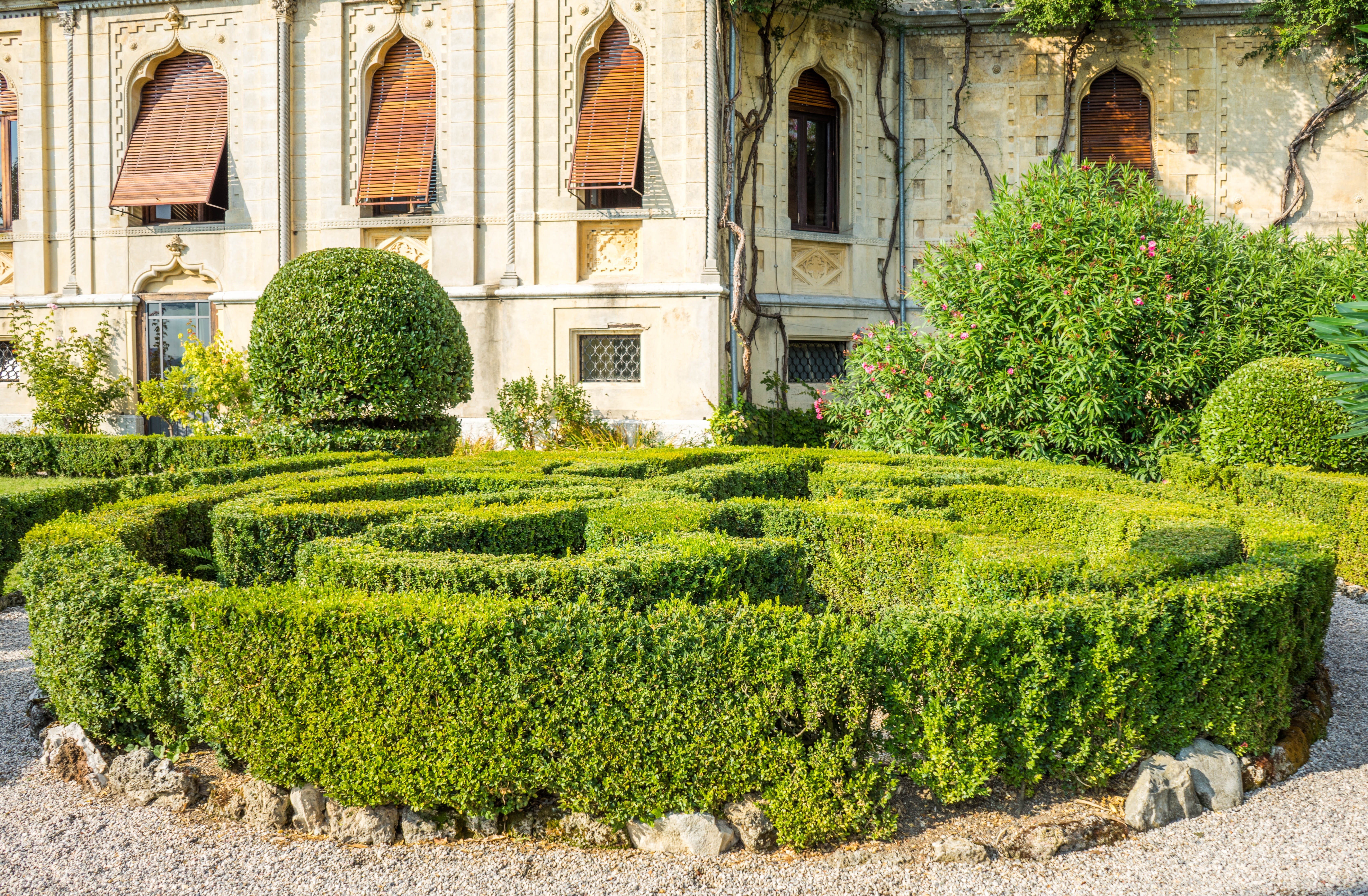 day, island, residential district, maze, green color, isola del garda, summer, the past, topiary, window, hedge, beside, built structure, exotic, romantic, HD Wallpaper